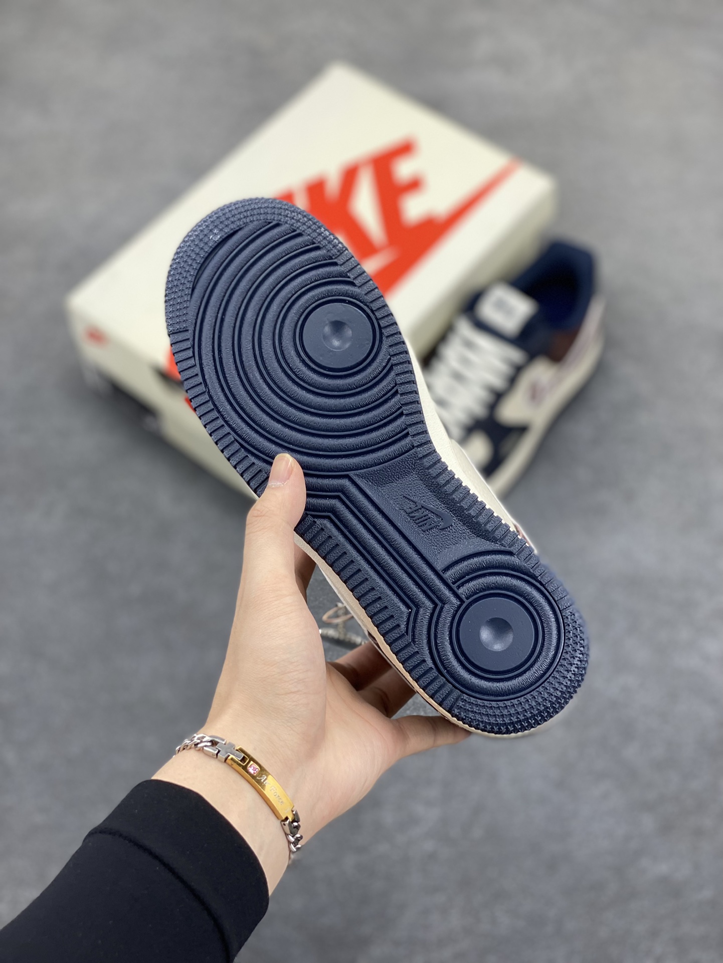 图片[5]-NIke Air Force 1 \’07 Low “斯图西联名——白蓝巧克力”空军一号 低帮 运动鞋 休闲鞋 折边针车 工艺难度大 原楦头原纸板 原装鞋盒 定制五金配件 内置全掌气垫 原厂鞋底 货号：KK1988-061 尺码：36 36.5 37.5 38 38.5 39 40 40.5 41 42 42.5 43 44 44.5 45-选品中心