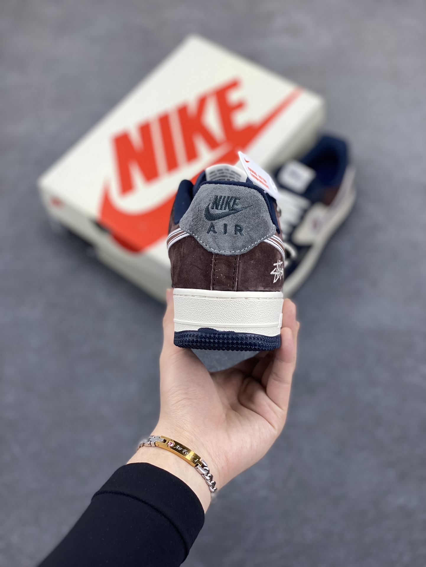 图片[4]-NIke Air Force 1 \’07 Low “斯图西联名——白蓝巧克力”空军一号 低帮 运动鞋 休闲鞋 折边针车 工艺难度大 原楦头原纸板 原装鞋盒 定制五金配件 内置全掌气垫 原厂鞋底 货号：KK1988-061 尺码：36 36.5 37.5 38 38.5 39 40 40.5 41 42 42.5 43 44 44.5 45-选品中心