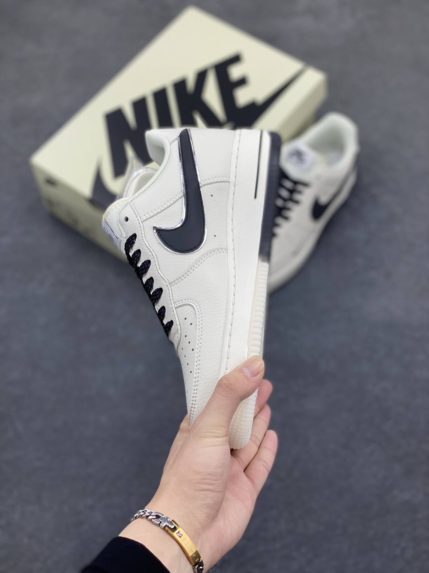图片[3]-Nike Air Force 1 Low 米黑双色底 满天星空军一号低帮休闲板鞋 3M反光 水晶大底 定制鞋盒 原楦头原纸板 纯正空军版型 内置全掌气垫 货号：JJ0253-001 尺码：36 36.5 37.5 38 38.5 39 40 40.5 41 42 42.5 43 44 44.5 45-选品中心