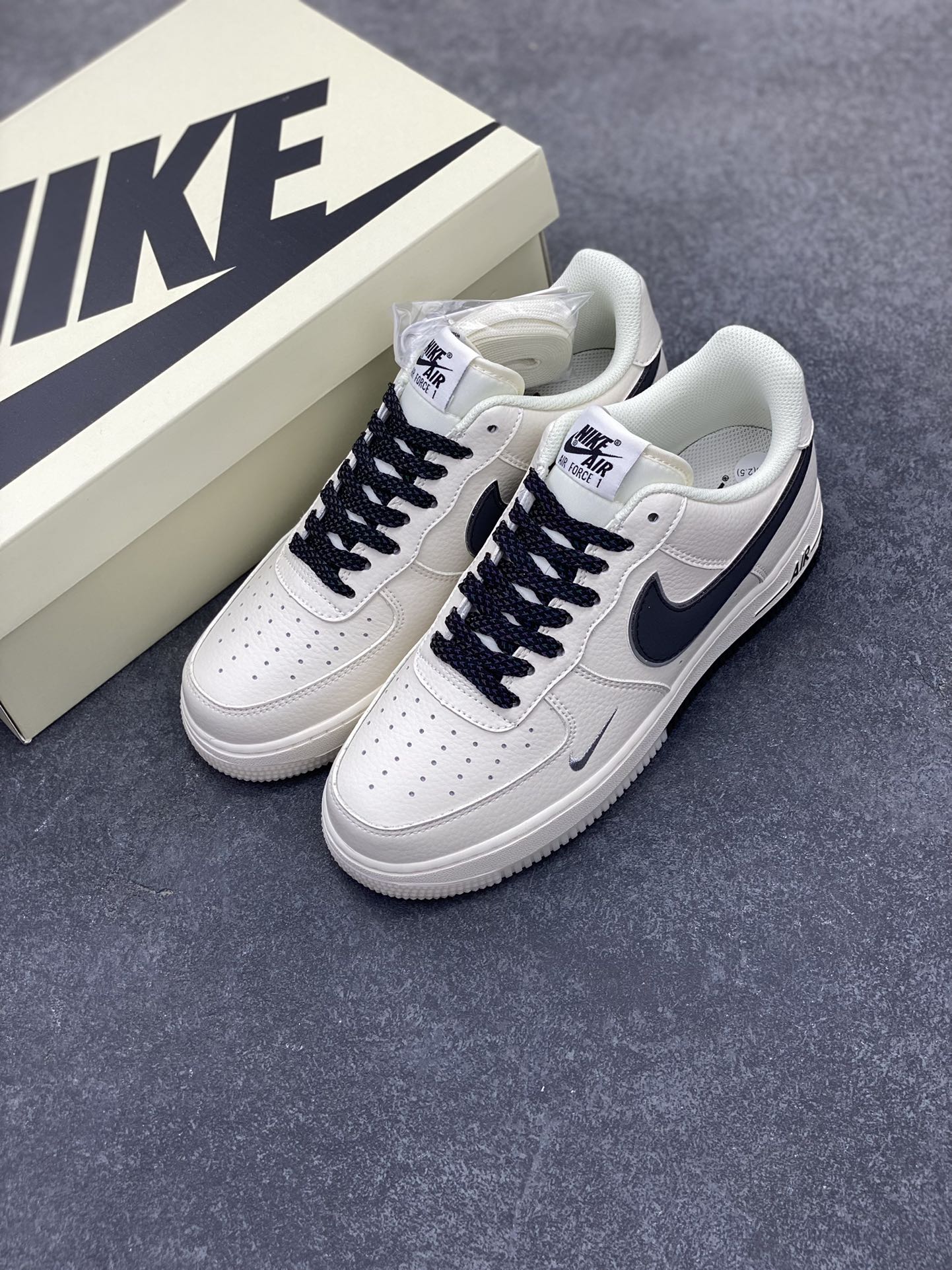 图片[8]-Nike Air Force 1 Low 米黑双色底 满天星空军一号低帮休闲板鞋 3M反光 水晶大底 定制鞋盒 原楦头原纸板 纯正空军版型 内置全掌气垫 货号：JJ0253-001 尺码：36 36.5 37.5 38 38.5 39 40 40.5 41 42 42.5 43 44 44.5 45-选品中心
