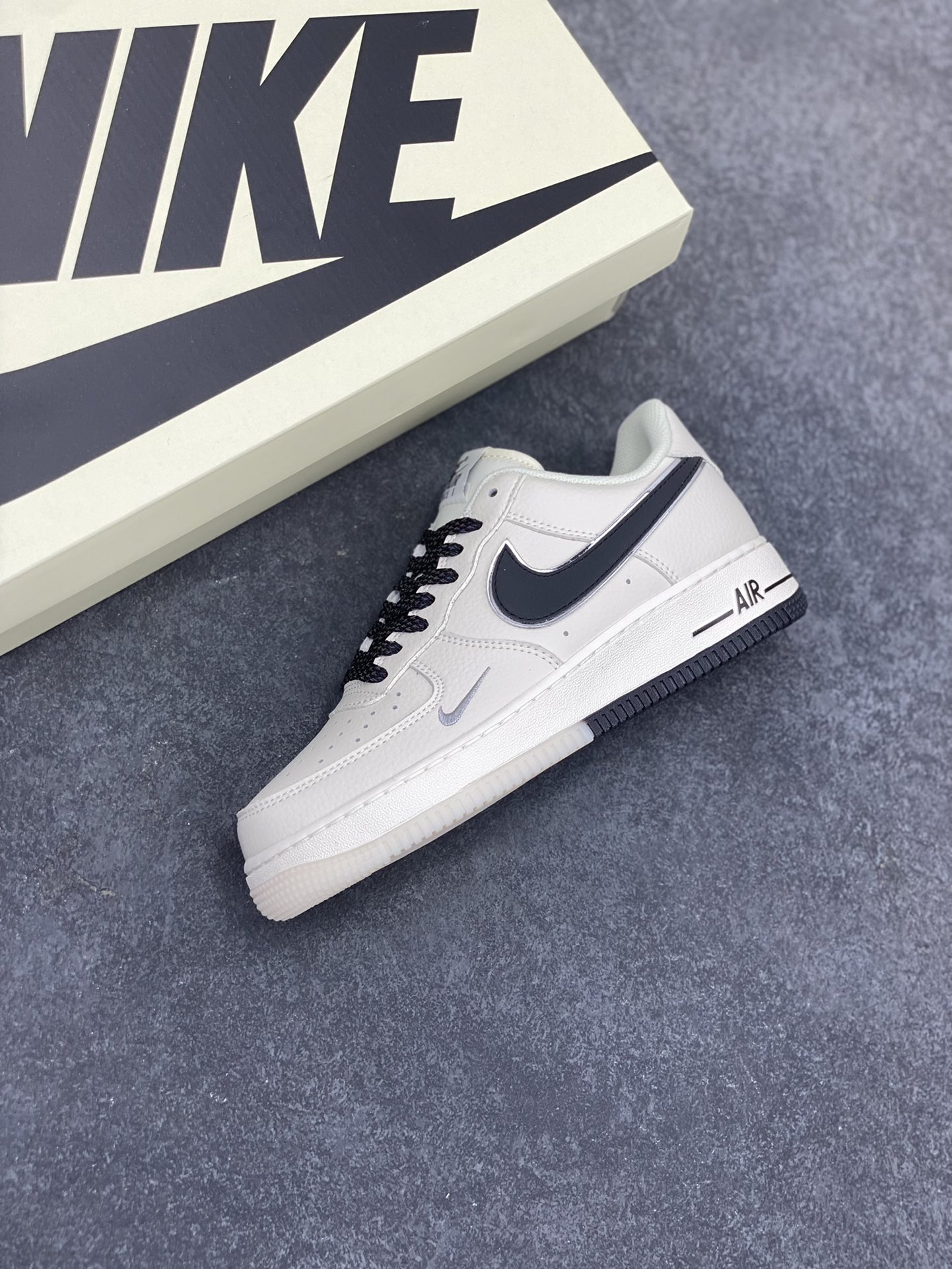 图片[7]-Nike Air Force 1 Low 米黑双色底 满天星空军一号低帮休闲板鞋 3M反光 水晶大底 定制鞋盒 原楦头原纸板 纯正空军版型 内置全掌气垫 货号：JJ0253-001 尺码：36 36.5 37.5 38 38.5 39 40 40.5 41 42 42.5 43 44 44.5 45-选品中心
