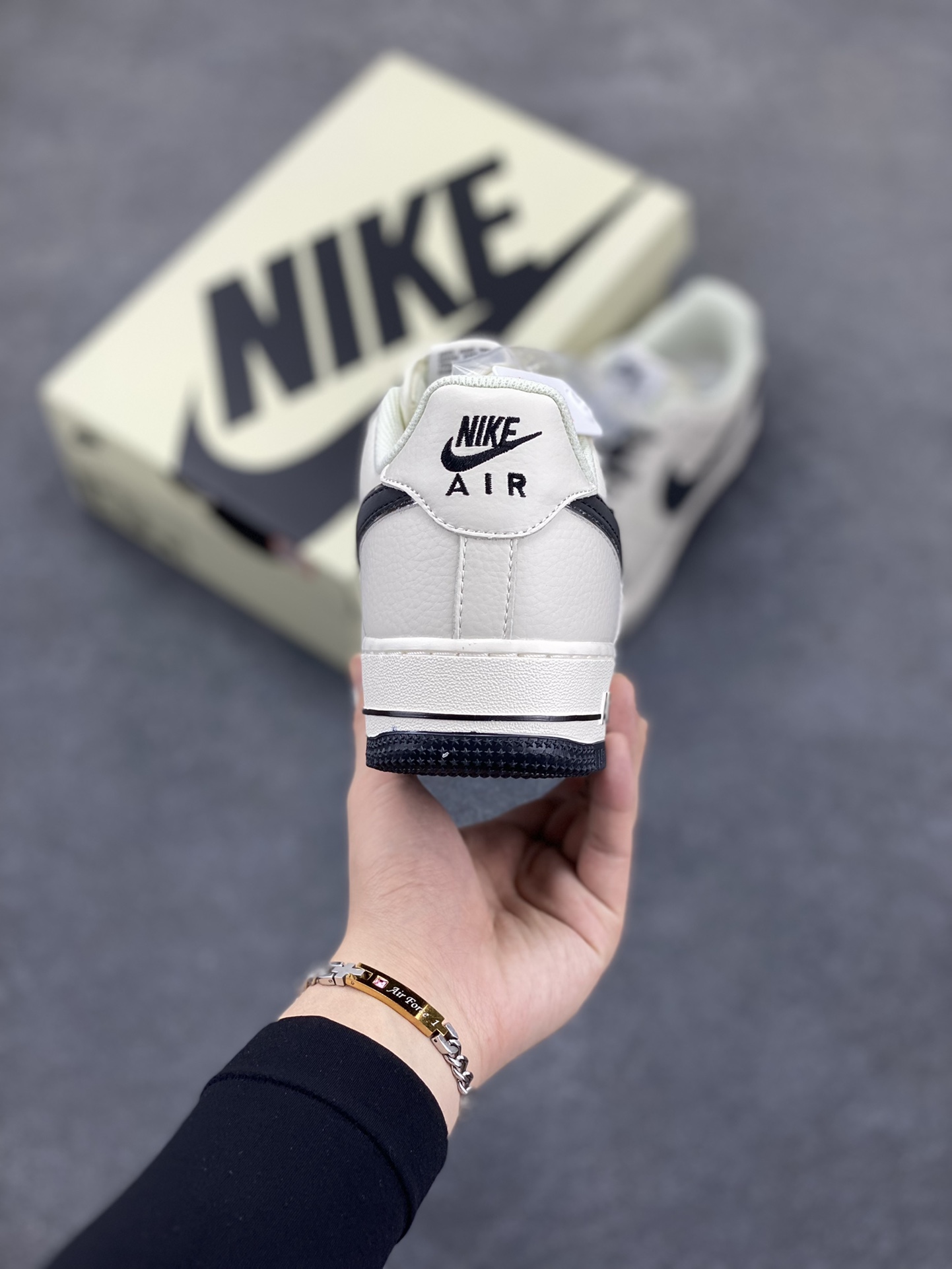 图片[4]-Nike Air Force 1 Low 米黑双色底 满天星空军一号低帮休闲板鞋 3M反光 水晶大底 定制鞋盒 原楦头原纸板 纯正空军版型 内置全掌气垫 货号：JJ0253-001 尺码：36 36.5 37.5 38 38.5 39 40 40.5 41 42 42.5 43 44 44.5 45-选品中心