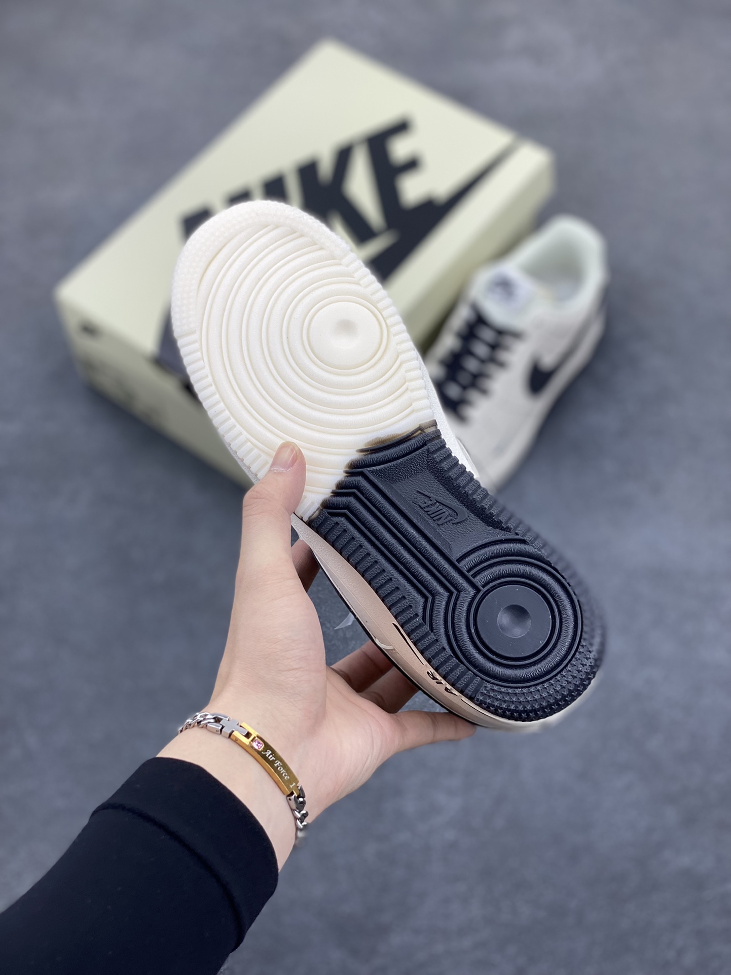 图片[5]-Nike Air Force 1 Low 米黑双色底 满天星空军一号低帮休闲板鞋 3M反光 水晶大底 定制鞋盒 原楦头原纸板 纯正空军版型 内置全掌气垫 货号：JJ0253-001 尺码：36 36.5 37.5 38 38.5 39 40 40.5 41 42 42.5 43 44 44.5 45-选品中心
