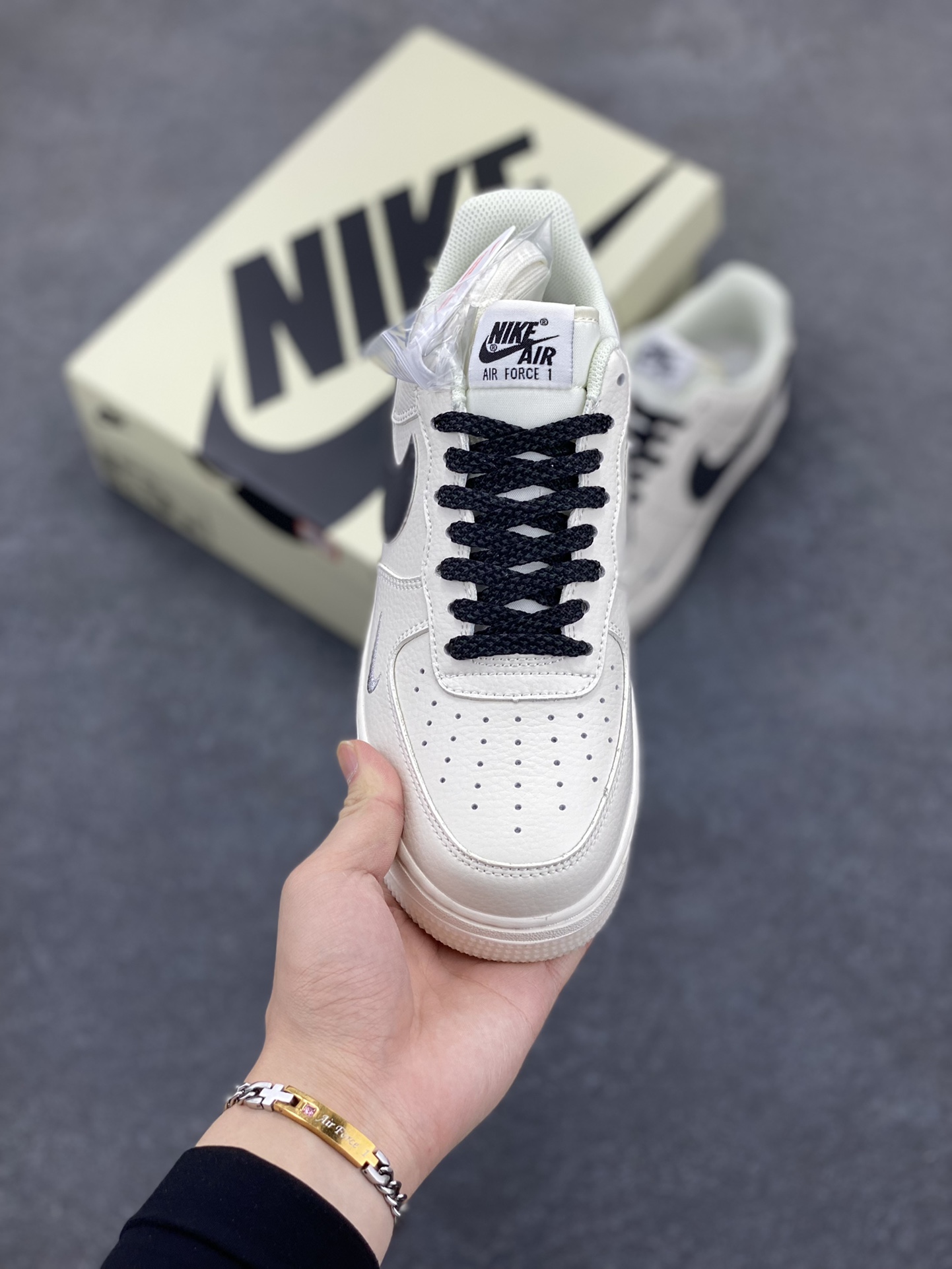 图片[2]-Nike Air Force 1 Low 米黑双色底 满天星空军一号低帮休闲板鞋 3M反光 水晶大底 定制鞋盒 原楦头原纸板 纯正空军版型 内置全掌气垫 货号：JJ0253-001 尺码：36 36.5 37.5 38 38.5 39 40 40.5 41 42 42.5 43 44 44.5 45-选品中心