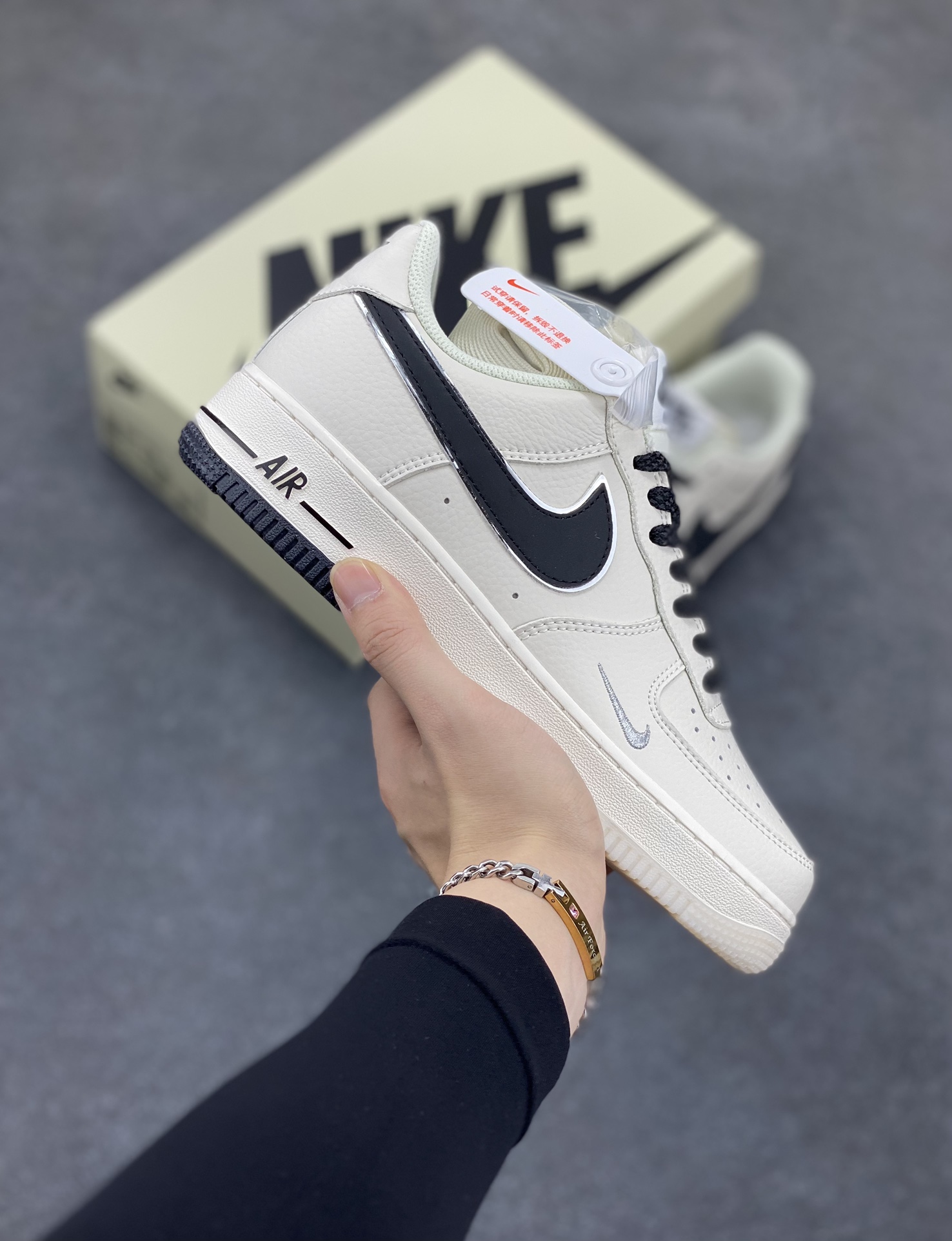 Nike Air Force 1 Low 米黑双色底 满天星空军一号低帮休闲板鞋 3M反光 水晶大底 定制鞋盒 原楦头原纸板 纯正空军版型 内置全掌气垫 货号:JJ0253-001 尺码:36 36.5 37.5 38 38.5 39 40 40.5 41 42 42.5 43 44 44.5 45-选品中心