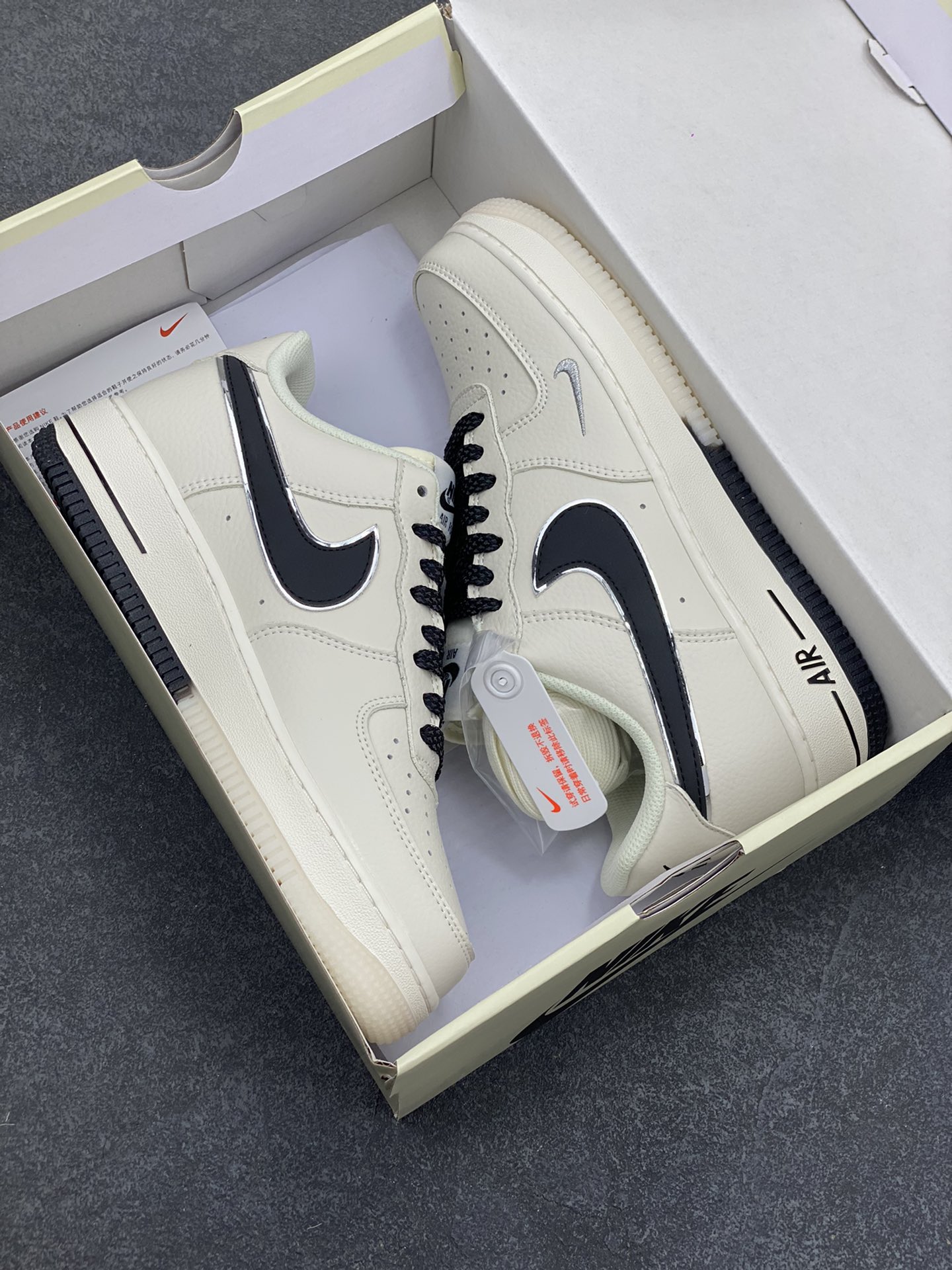 图片[9]-Nike Air Force 1 Low 米黑双色底 满天星空军一号低帮休闲板鞋 3M反光 水晶大底 定制鞋盒 原楦头原纸板 纯正空军版型 内置全掌气垫 货号：JJ0253-001 尺码：36 36.5 37.5 38 38.5 39 40 40.5 41 42 42.5 43 44 44.5 45-选品中心