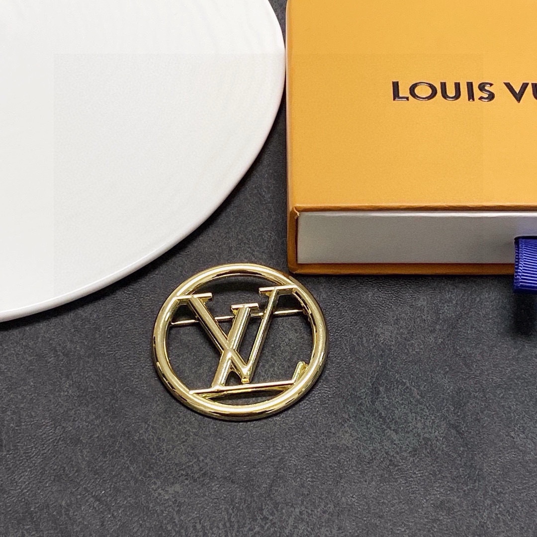 “LV Louis Vuitton’s Gold Pins: Ultimate Women’s Accessories for Fashion Devotees” - 图片 9