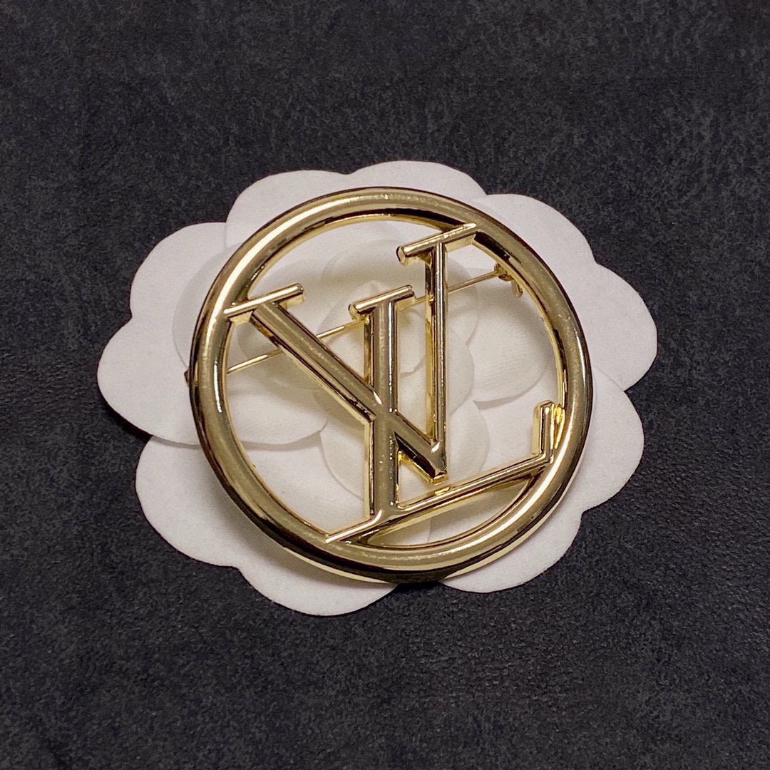 “LV Louis Vuitton’s Gold Pins: Ultimate Women’s Accessories for Fashion Devotees” - 图片 4