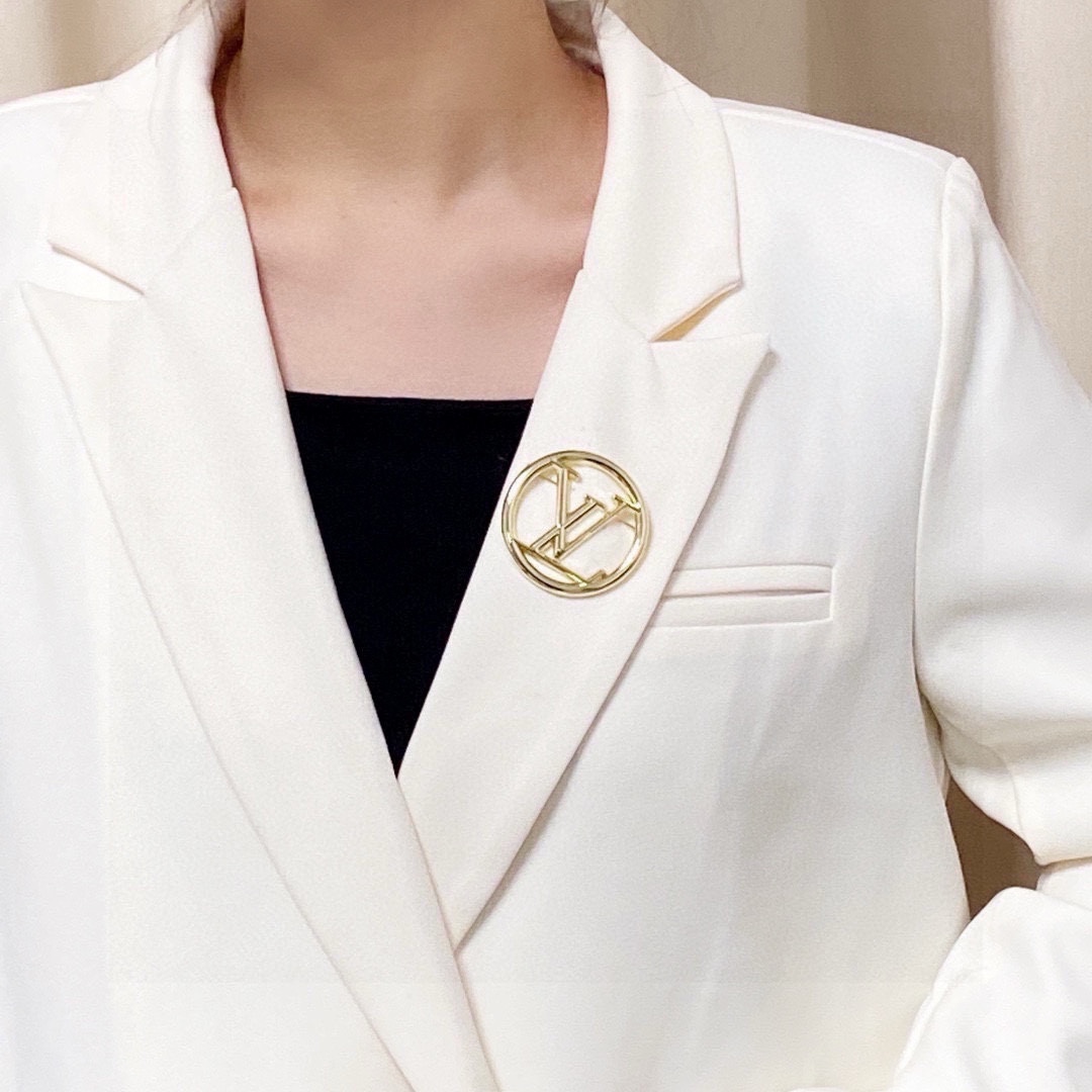 “LV Louis Vuitton’s Gold Pins: Ultimate Women’s Accessories for Fashion Devotees” - 图片 2