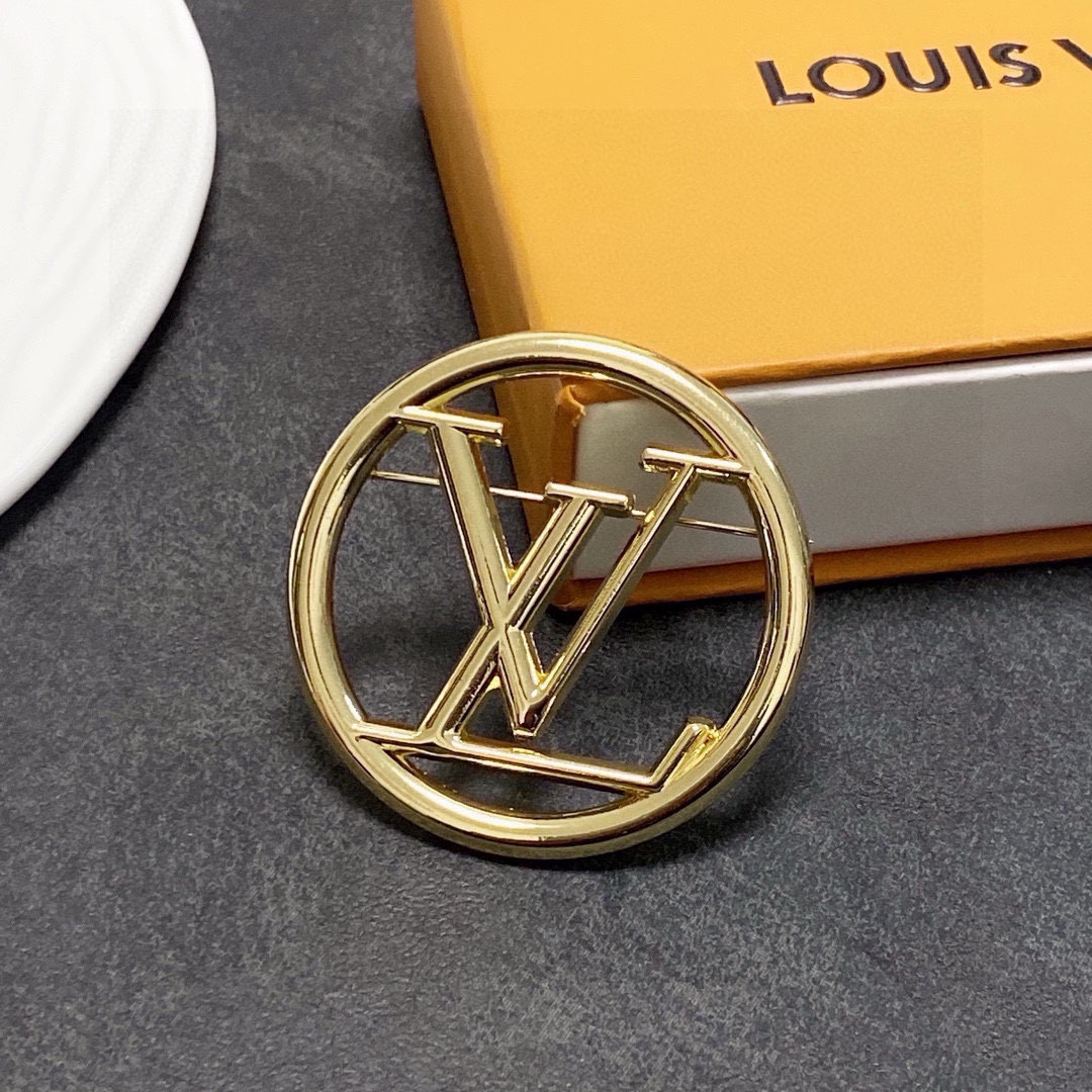 “LV Louis Vuitton’s Gold Pins: Ultimate Women’s Accessories for Fashion Devotees” - 图片 3