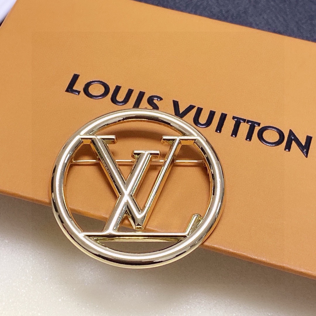 “LV Louis Vuitton’s Gold Pins: Ultimate Women’s Accessories for Fashion Devotees” - 图片 6