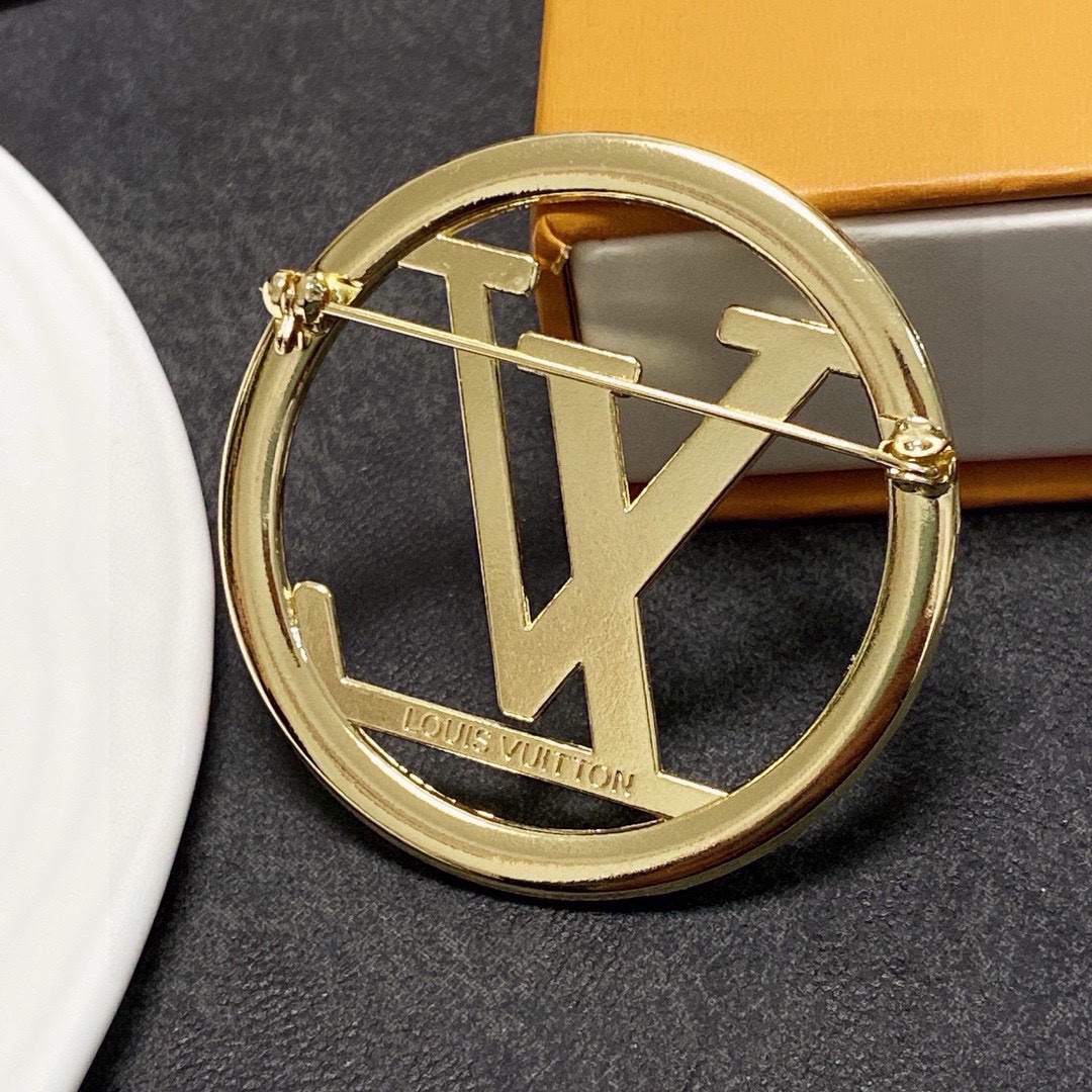 “LV Louis Vuitton’s Gold Pins: Ultimate Women’s Accessories for Fashion Devotees” - 图片 5