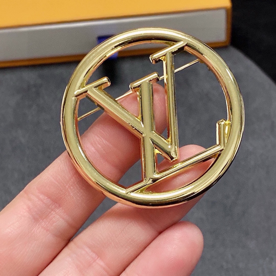 “LV Louis Vuitton’s Gold Pins: Ultimate Women’s Accessories for Fashion Devotees” - 图片 8