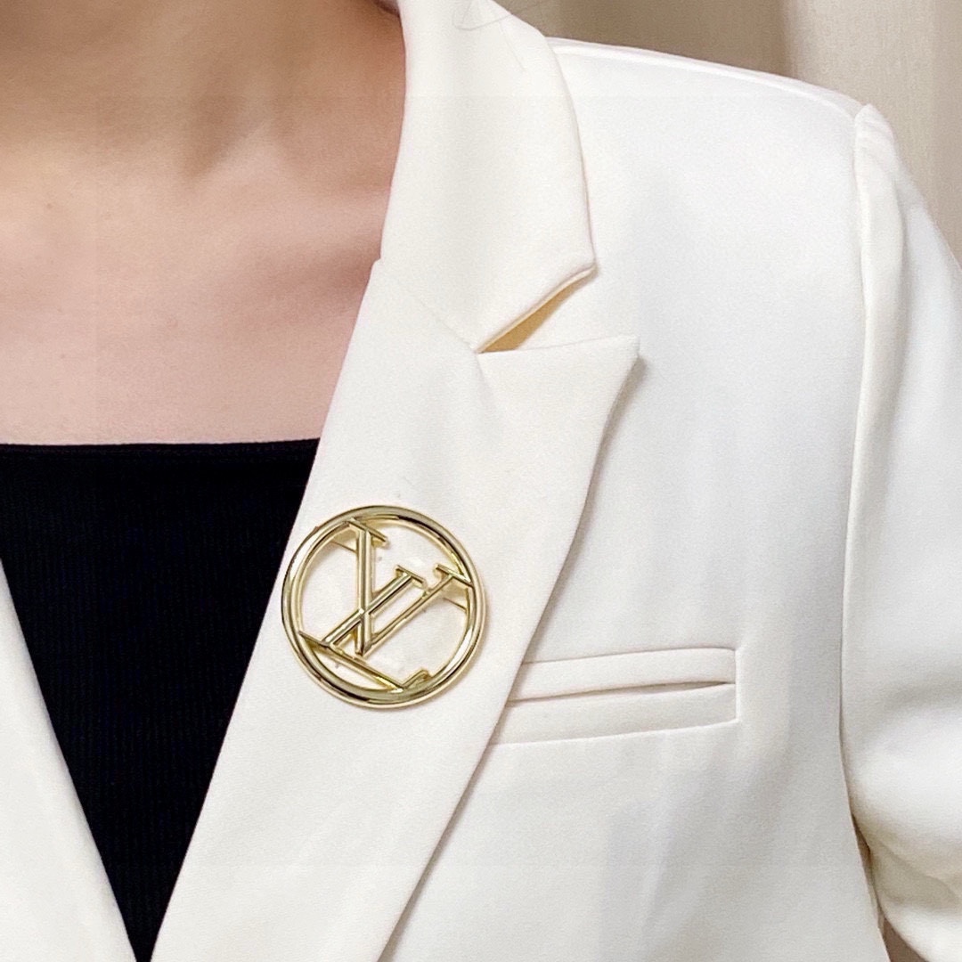 “LV Louis Vuitton’s Gold Pins: Ultimate Women’s Accessories for Fashion Devotees”
