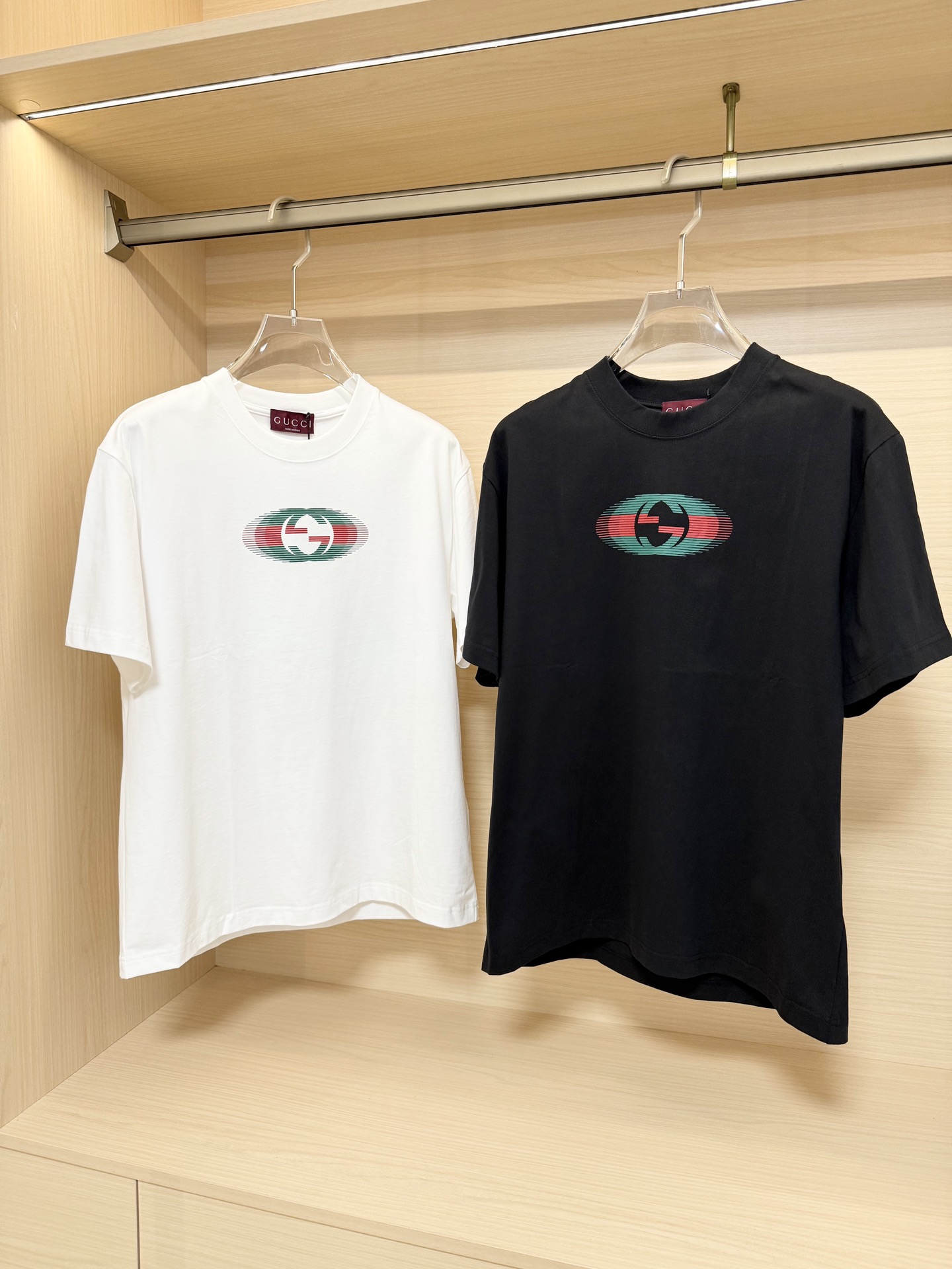 NO:134706,Guqi-2025 counter latest hot T-shirt shipment, hot-selling items in European and American counters!  Selected high-definition fine cotton fabrics imported from Italy with the latest design, the unique brand logo on the chest highlights the fashion, and the upper body effect can be seen. Code number XS-XL (with Hong Kong Lane Crawford gift box packaging), tees, t-shirt, alexander wang19860909古琦-2025专柜最新爆款t恤出货 欧美专柜热销单品！精选意大利进口高密精棉面料搭配最新的设计,胸前的独特品牌logo彰显时尚 上身效果看得见.码数XS-XL（配香港连卡佛礼盒包装）,,tees，t-shirt,alexander wang,Men's clothing