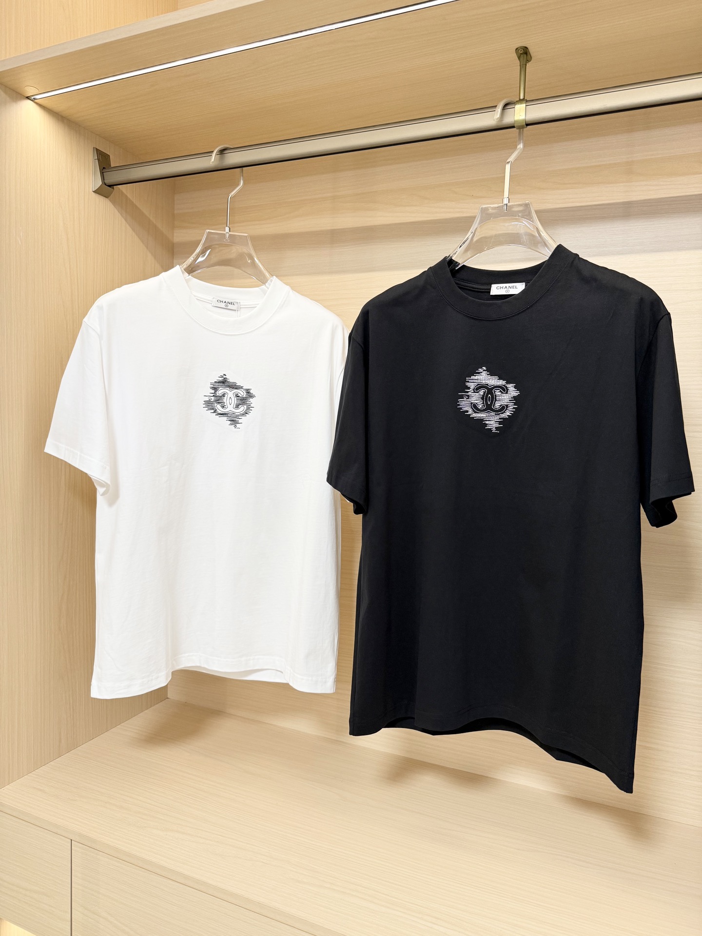 NO:134707,Chanel-2025 counter latest hot T-shirt shipment, hot-selling items in European and American counters!  Selected high-density fine cotton fabrics imported from Italy with the latest design, the unique brand logo on the chest highlights the fashion, and the upper body effect can be seen. Code number XS-XL (with Hong Kong Lane Crawford gift box packaging), chanel,tees, t-shirt, alexander wang19860909香奈儿-2025专柜最新爆款t恤出货 欧美专柜热销单品！精选意大利进口高密精棉面料搭配最新的设计,胸前的独特品牌logo彰显时尚 上身效果看得见.码数XS-XL（配香港连卡佛礼盒包装）,,chanel,tees，t-shirt,alexander wang,Men's clothing