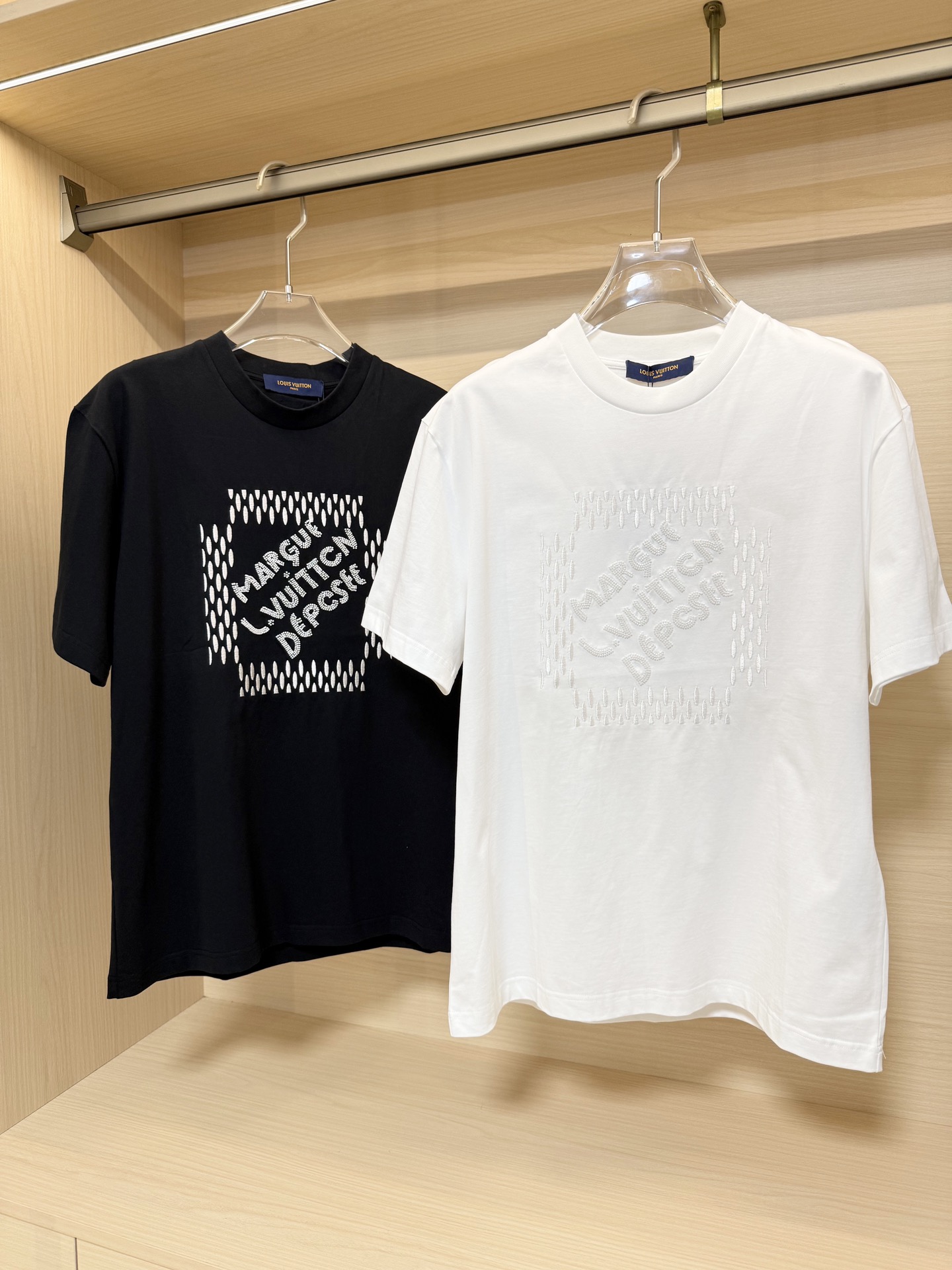 NO:134708,Louis Vuitton - the latest hot T-shirts in 2025 counters are shipped, and hot-selling items in European and American counters!  Selected high-density precision cotton fabrics imported from Italy with the latest design, the unique brand logo on the chest highlights the fashion, and the upper body effect can be seen. Code number XS-XL (with Hong Kong Lane Crawford gift box packaging), louis vuitton,tees, t-shirt, alexander wang19860909路易威登-2025专柜最新爆款t恤出货 欧美专柜热销单品！精选意大利进口高密精棉面料搭配最新的设计,胸前的独特品牌logo彰显时尚 上身效果看得见.码数XS-XL（配香港连卡佛礼盒包装）,,louis vuitton,tees，t-shirt,alexander wang,Men's clothing