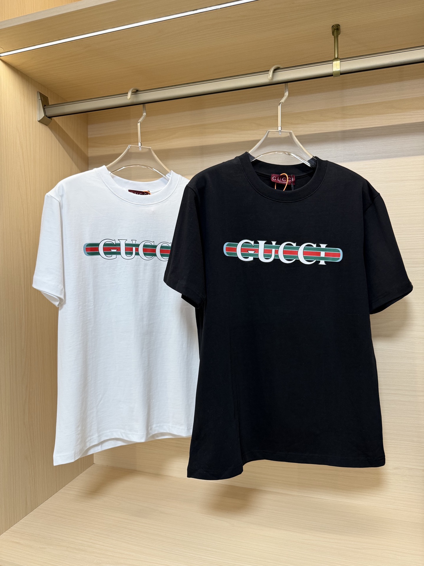 NO:134709,Guqi-2025 counter latest hot T-shirt shipment, hot-selling items in European and American counters!  Selected high-density fine cotton fabrics imported from Italy with the latest design, the unique brand logo on the chest highlights the fashion, and the upper body effect can be seen. S-XL (with Hong Kong Lane Crawford gift box packaging), tees, t-shirt, alexander wang19860909古琦-2025专柜最新爆款t恤出货 欧美专柜热销单品！精选意大利进口高密精棉面料搭配最新的设计,胸前的独特品牌logo彰显时尚 上身效果看得见.码数S-XL（配香港连卡佛礼盒包装）,,tees，t-shirt,alexander wang,Men's clothing