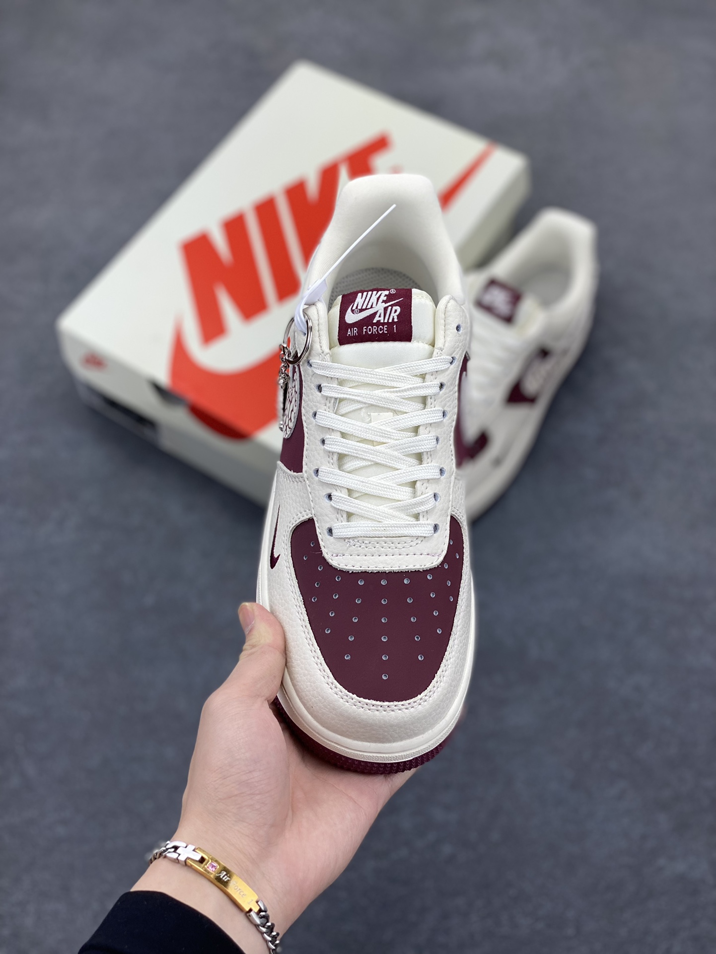 图片[2]-NIke Air Force 1 \’07 Low “Supreme联名——米酒红”空军一号 低帮 运动鞋 休闲鞋 折边针车 工艺难度大 原楦头原纸板 原装鞋盒 定制五金配件 内置全掌气垫 原厂鞋底 货号：KK1988-070 尺码：36 36.5 37.5 38 38.5 39 40 40.5 41 42 42.5 43 44 44.5 45-选品中心