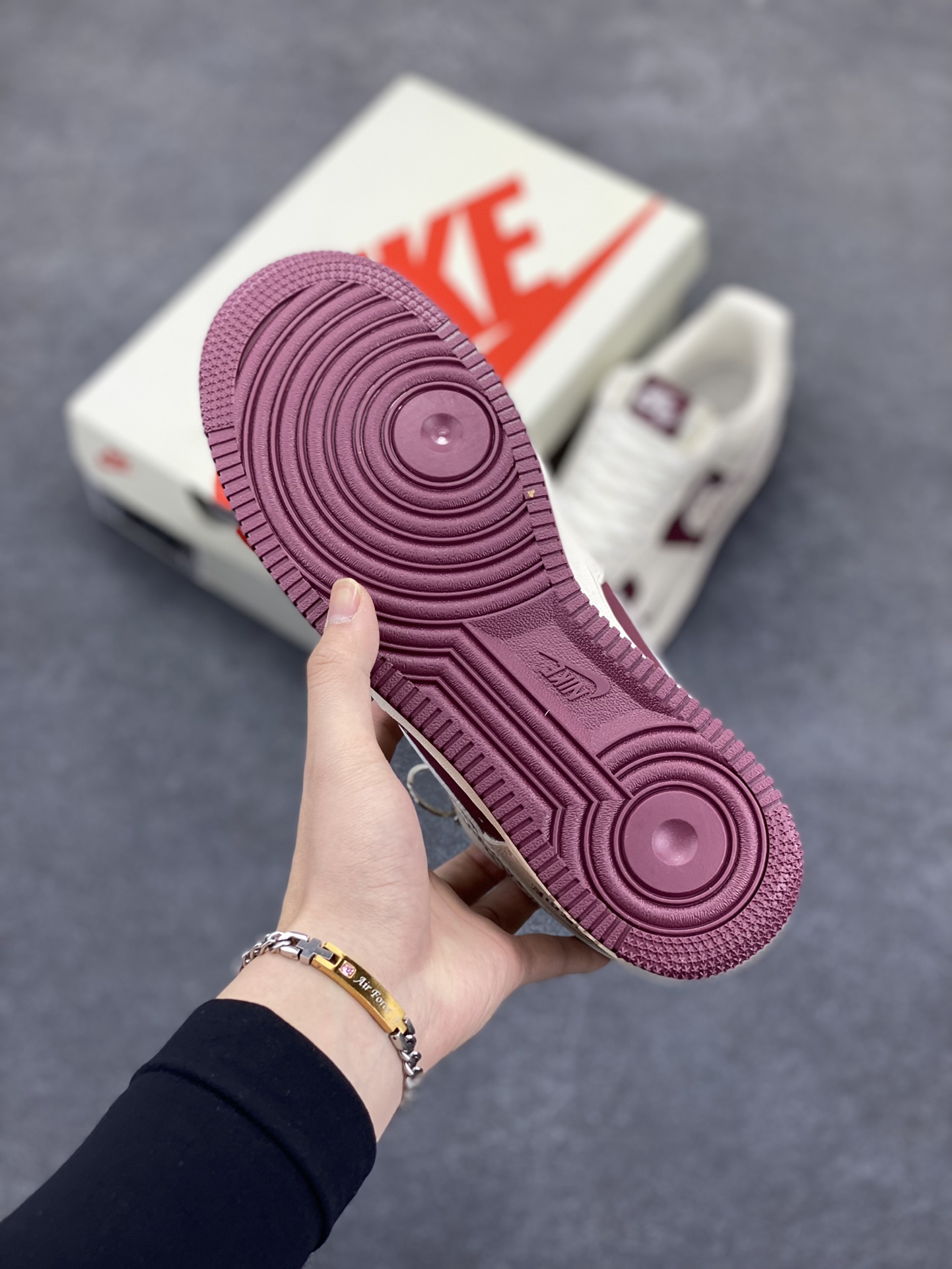 图片[5]-NIke Air Force 1 \’07 Low “Supreme联名——米酒红”空军一号 低帮 运动鞋 休闲鞋 折边针车 工艺难度大 原楦头原纸板 原装鞋盒 定制五金配件 内置全掌气垫 原厂鞋底 货号：KK1988-070 尺码：36 36.5 37.5 38 38.5 39 40 40.5 41 42 42.5 43 44 44.5 45-选品中心