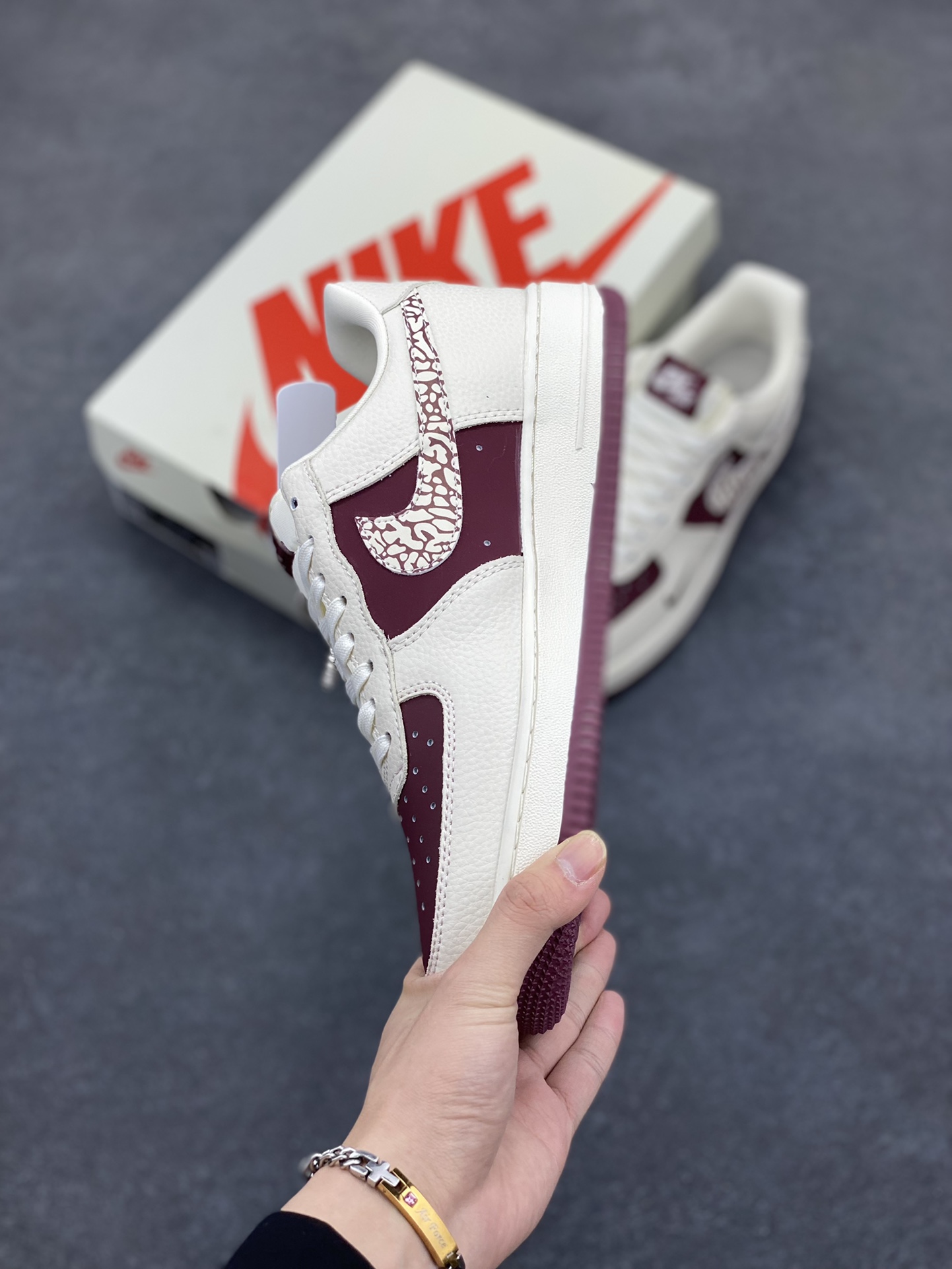 图片[3]-NIke Air Force 1 \’07 Low “Supreme联名——米酒红”空军一号 低帮 运动鞋 休闲鞋 折边针车 工艺难度大 原楦头原纸板 原装鞋盒 定制五金配件 内置全掌气垫 原厂鞋底 货号：KK1988-070 尺码：36 36.5 37.5 38 38.5 39 40 40.5 41 42 42.5 43 44 44.5 45-选品中心