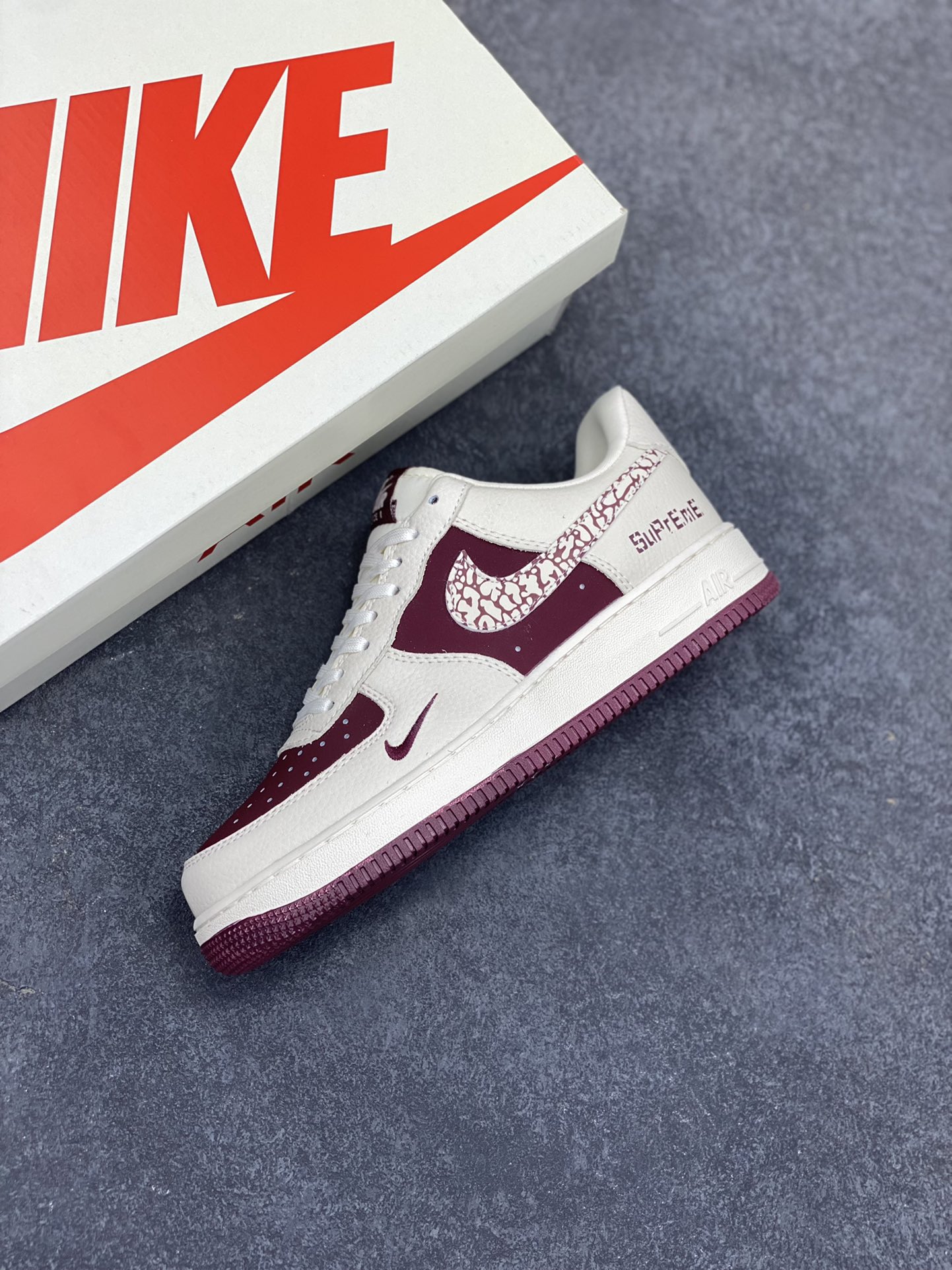 图片[7]-NIke Air Force 1 \’07 Low “Supreme联名——米酒红”空军一号 低帮 运动鞋 休闲鞋 折边针车 工艺难度大 原楦头原纸板 原装鞋盒 定制五金配件 内置全掌气垫 原厂鞋底 货号：KK1988-070 尺码：36 36.5 37.5 38 38.5 39 40 40.5 41 42 42.5 43 44 44.5 45-选品中心