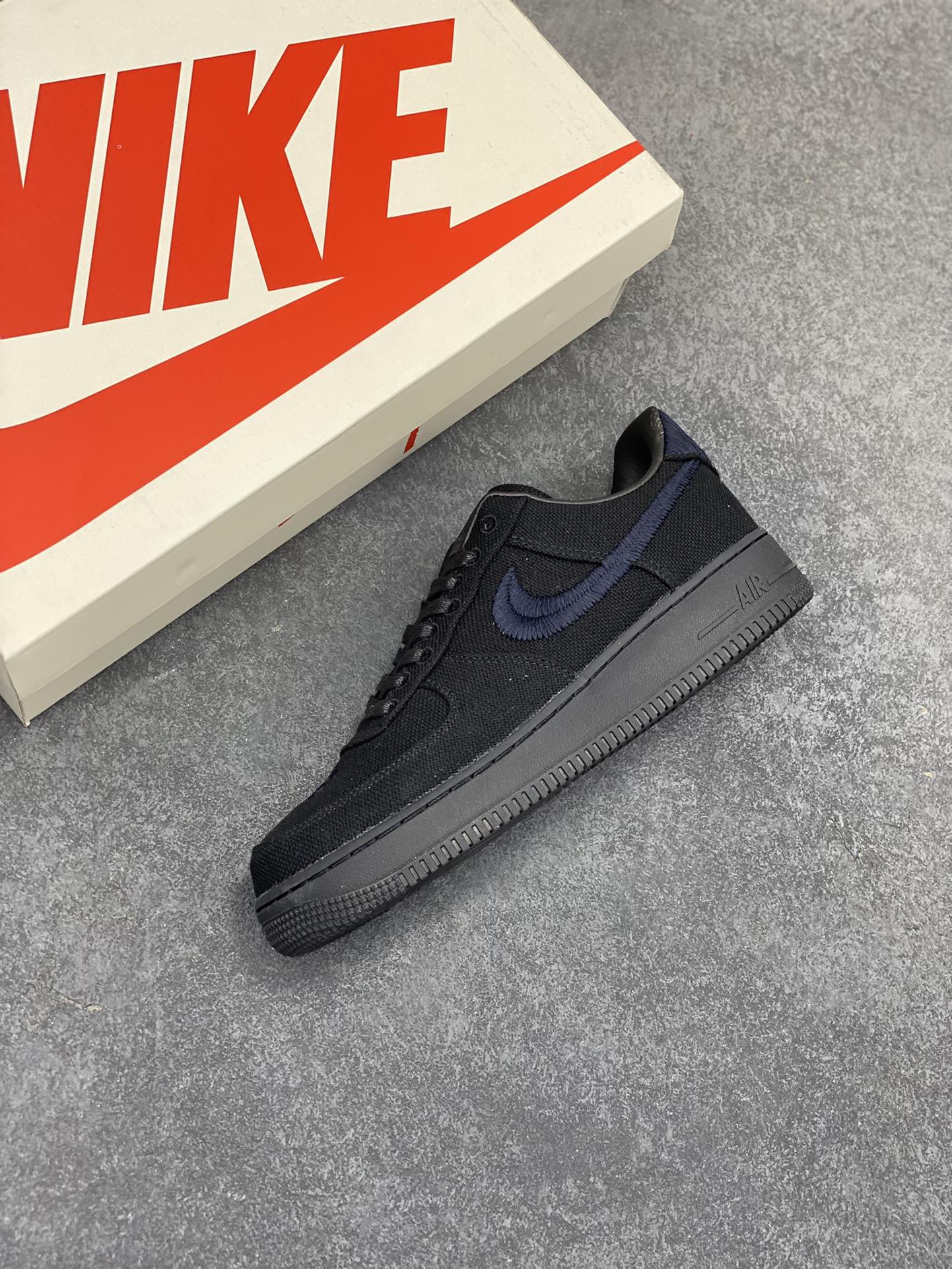 图片[7]-##Stussy x Air Force 1 \’07 \”Black Cool\” 斯图西联名空军 “黑麻布电绣钩子”原楦原纸版开发数据#同源670码克全工艺棉麻布,细腻搅织面料#中底背胶技术及全新开发EVA鞋垫 内置全掌air sole气垫 奢华质感显而易见 货号：CZ9084-001 尺码：36 36.5 37.5 38 38.5 39 40 40.5 41 42 42.5 43 44 44.5 45-选品中心