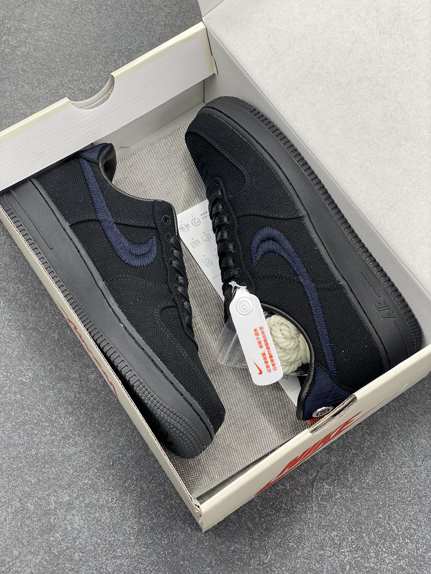 图片[9]-##Stussy x Air Force 1 \’07 \”Black Cool\” 斯图西联名空军 “黑麻布电绣钩子”原楦原纸版开发数据#同源670码克全工艺棉麻布,细腻搅织面料#中底背胶技术及全新开发EVA鞋垫 内置全掌air sole气垫 奢华质感显而易见 货号：CZ9084-001 尺码：36 36.5 37.5 38 38.5 39 40 40.5 41 42 42.5 43 44 44.5 45-选品中心