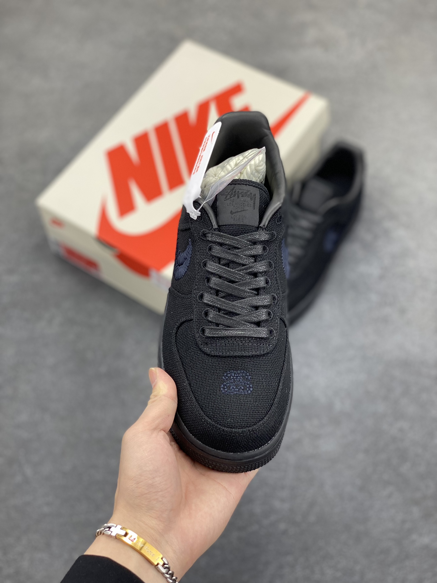 图片[2]-##Stussy x Air Force 1 \’07 \”Black Cool\” 斯图西联名空军 “黑麻布电绣钩子”原楦原纸版开发数据#同源670码克全工艺棉麻布,细腻搅织面料#中底背胶技术及全新开发EVA鞋垫 内置全掌air sole气垫 奢华质感显而易见 货号：CZ9084-001 尺码：36 36.5 37.5 38 38.5 39 40 40.5 41 42 42.5 43 44 44.5 45-选品中心