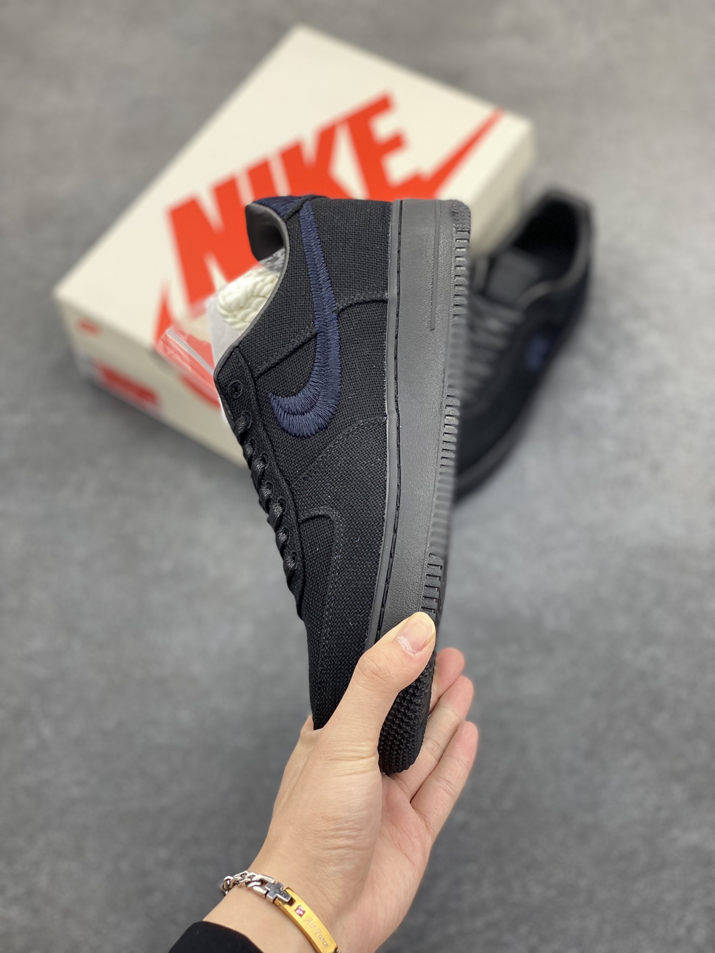 图片[3]-##Stussy x Air Force 1 \’07 \”Black Cool\” 斯图西联名空军 “黑麻布电绣钩子”原楦原纸版开发数据#同源670码克全工艺棉麻布,细腻搅织面料#中底背胶技术及全新开发EVA鞋垫 内置全掌air sole气垫 奢华质感显而易见 货号：CZ9084-001 尺码：36 36.5 37.5 38 38.5 39 40 40.5 41 42 42.5 43 44 44.5 45-选品中心