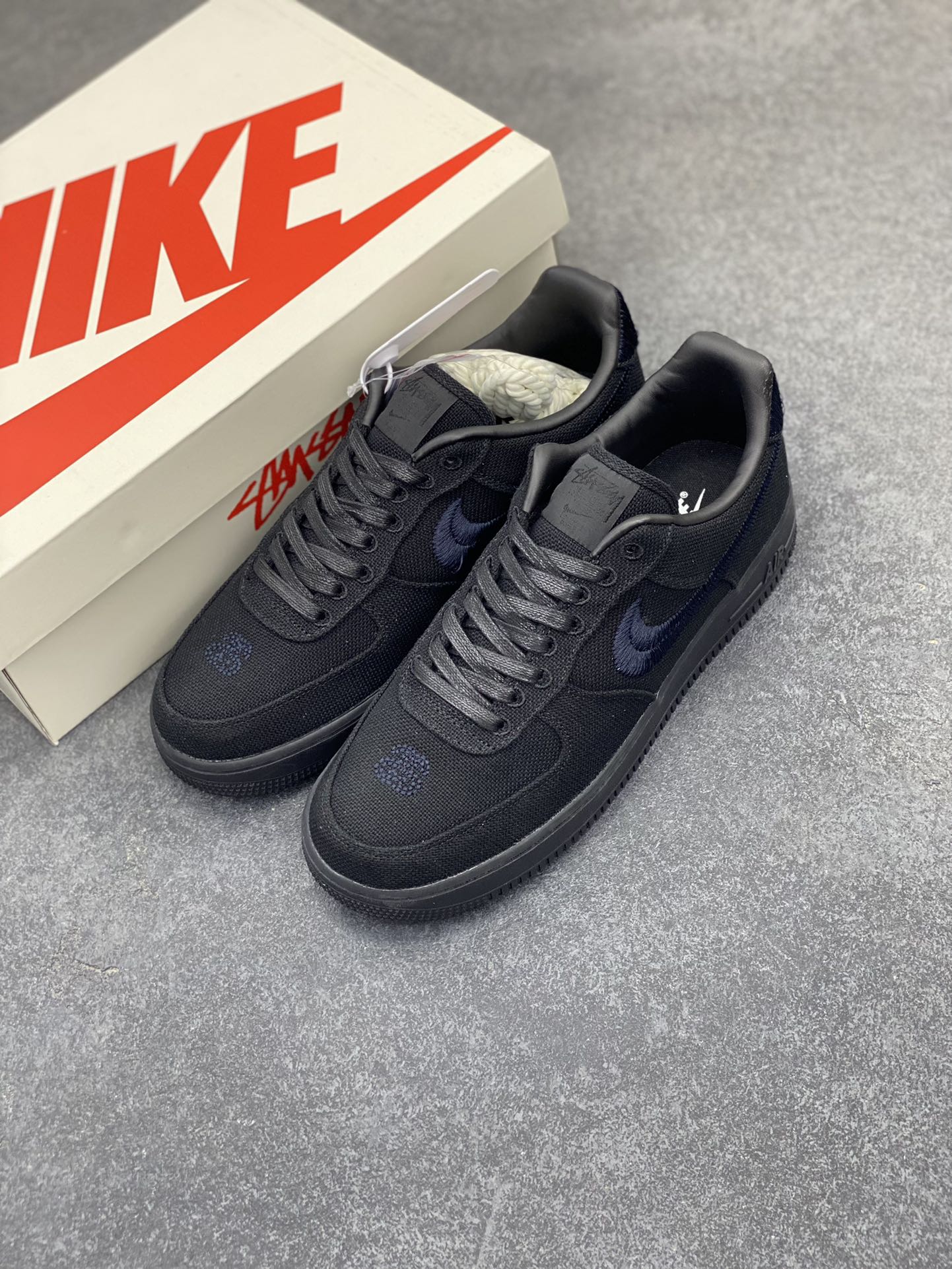 图片[8]-##Stussy x Air Force 1 \’07 \”Black Cool\” 斯图西联名空军 “黑麻布电绣钩子”原楦原纸版开发数据#同源670码克全工艺棉麻布,细腻搅织面料#中底背胶技术及全新开发EVA鞋垫 内置全掌air sole气垫 奢华质感显而易见 货号：CZ9084-001 尺码：36 36.5 37.5 38 38.5 39 40 40.5 41 42 42.5 43 44 44.5 45-选品中心