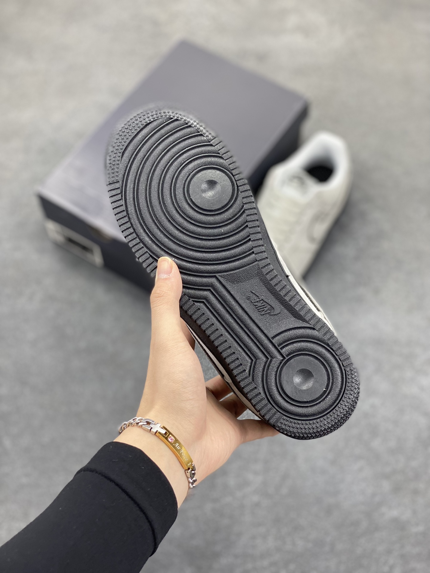 图片[5]-Nike Air Force 1 Low 空军一号低帮百搭休闲运动板鞋。柔软、弹性十足的缓震性能和出色的中底设计，横跨复古与现代的外型结合，造就出风靡全球三十多年的Force 1，直到今天还深受青睐。 货号：HQ1966-001 尺码：36 36.5 37.5 38 38.5 39 40 40.5 41 42 42.5 43 44 44.5 45-选品中心