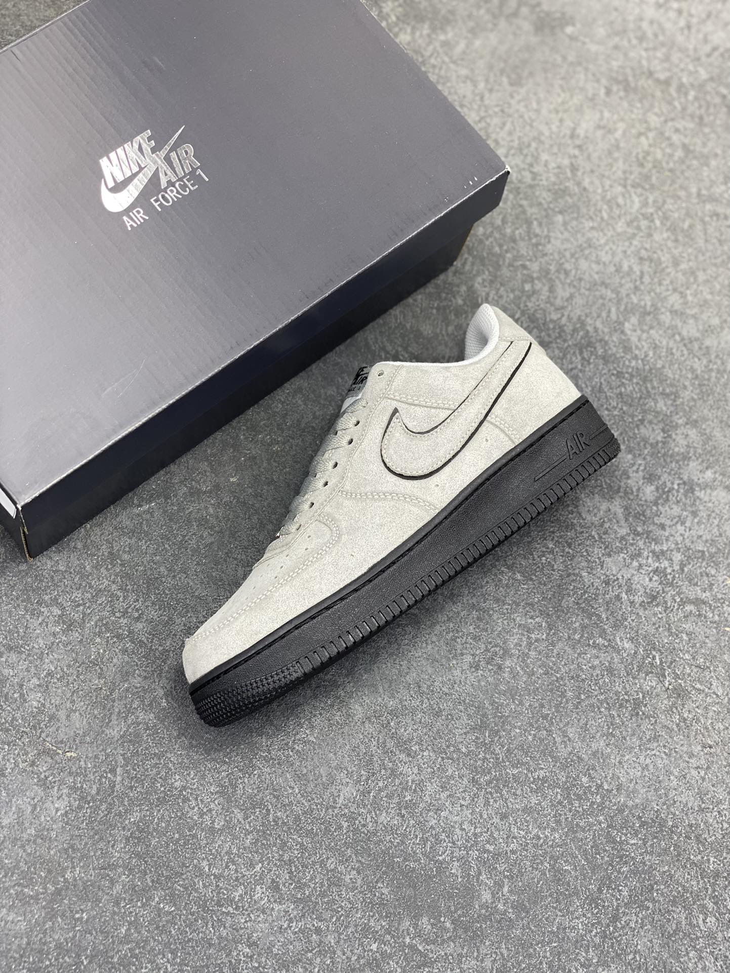 图片[7]-Nike Air Force 1 Low 空军一号低帮百搭休闲运动板鞋。柔软、弹性十足的缓震性能和出色的中底设计，横跨复古与现代的外型结合，造就出风靡全球三十多年的Force 1，直到今天还深受青睐。 货号：HQ1966-001 尺码：36 36.5 37.5 38 38.5 39 40 40.5 41 42 42.5 43 44 44.5 45-选品中心