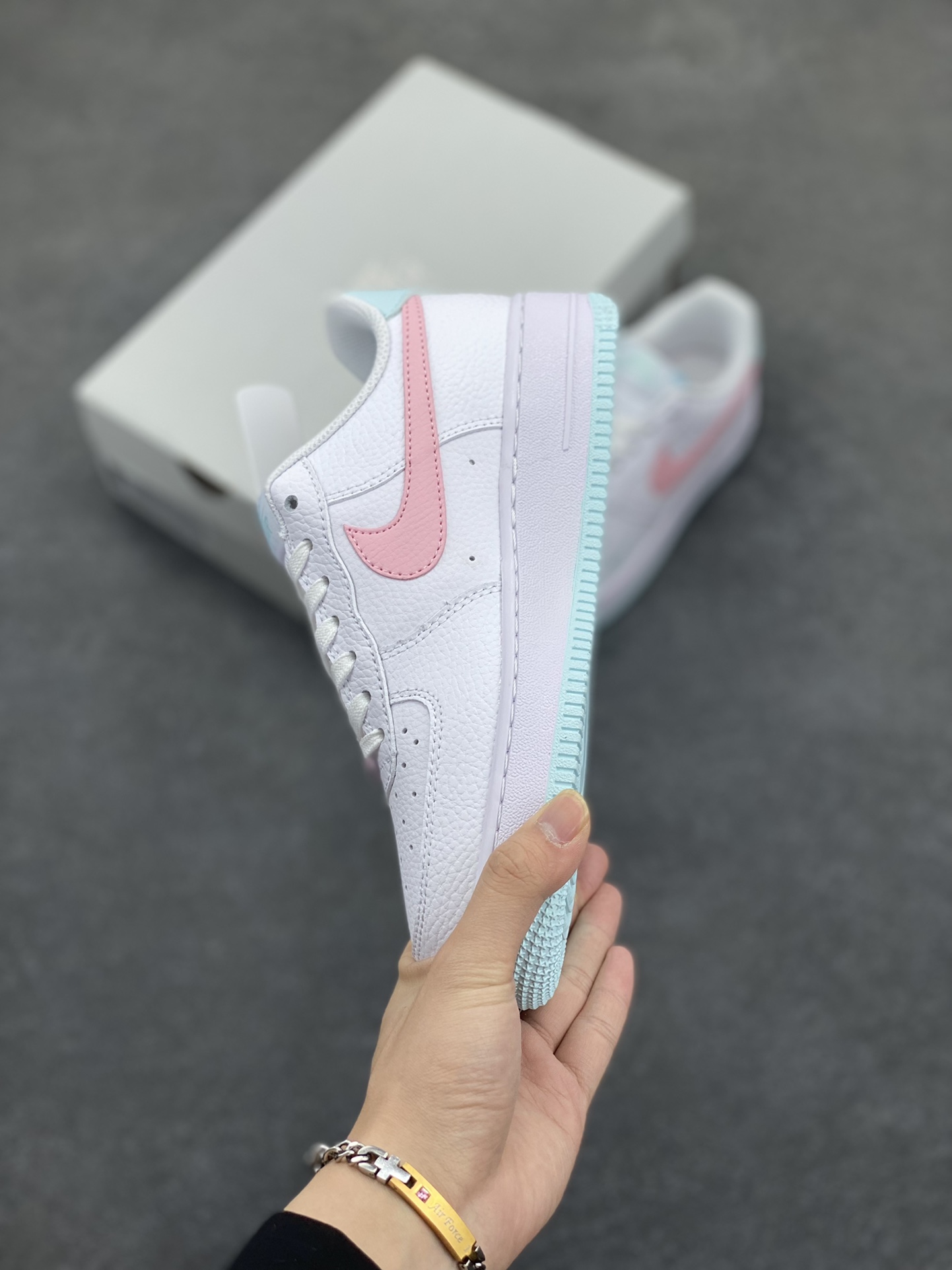 图片[3]-Nike Air Force 1 07 low空军一号板鞋 白粉 原楦头原纸板 打造纯正空军版型#专注外贸渠道 全掌内置蜂窝气垫 #原盒配件 原厂中底钢印、拉帮完美 货号：IH0640-161 尺码：36 36.5 37.5 38 38.5 39 40 40.5 41 42 42.5 43 44 44.5 45-选品中心