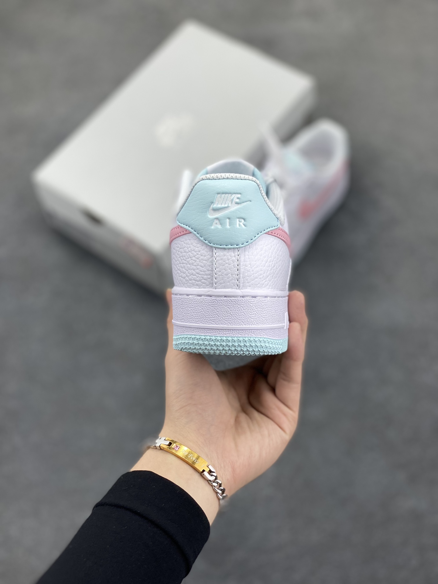 图片[4]-Nike Air Force 1 07 low空军一号板鞋 白粉 原楦头原纸板 打造纯正空军版型#专注外贸渠道 全掌内置蜂窝气垫 #原盒配件 原厂中底钢印、拉帮完美 货号：IH0640-161 尺码：36 36.5 37.5 38 38.5 39 40 40.5 41 42 42.5 43 44 44.5 45-选品中心