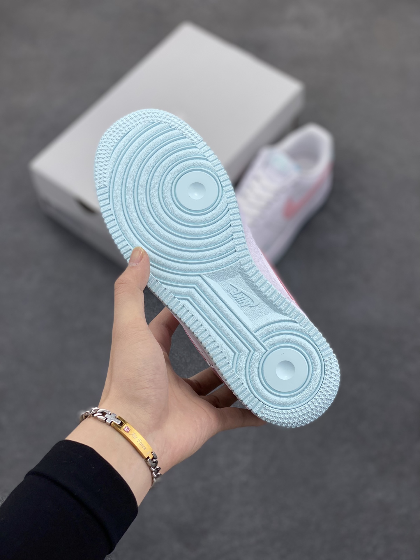 图片[5]-Nike Air Force 1 07 low空军一号板鞋 白粉 原楦头原纸板 打造纯正空军版型#专注外贸渠道 全掌内置蜂窝气垫 #原盒配件 原厂中底钢印、拉帮完美 货号：IH0640-161 尺码：36 36.5 37.5 38 38.5 39 40 40.5 41 42 42.5 43 44 44.5 45-选品中心