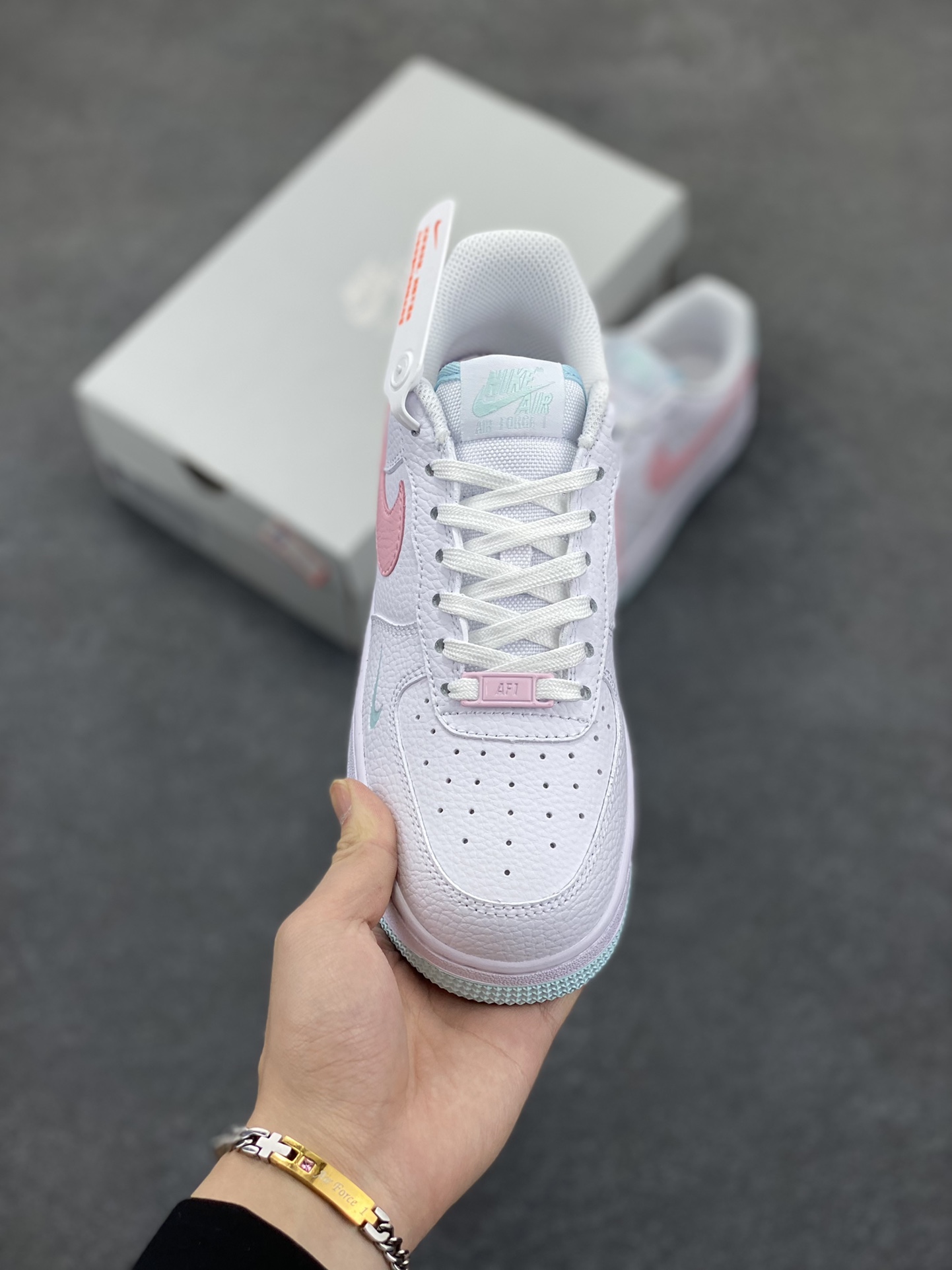 图片[2]-Nike Air Force 1 07 low空军一号板鞋 白粉 原楦头原纸板 打造纯正空军版型#专注外贸渠道 全掌内置蜂窝气垫 #原盒配件 原厂中底钢印、拉帮完美 货号：IH0640-161 尺码：36 36.5 37.5 38 38.5 39 40 40.5 41 42 42.5 43 44 44.5 45-选品中心