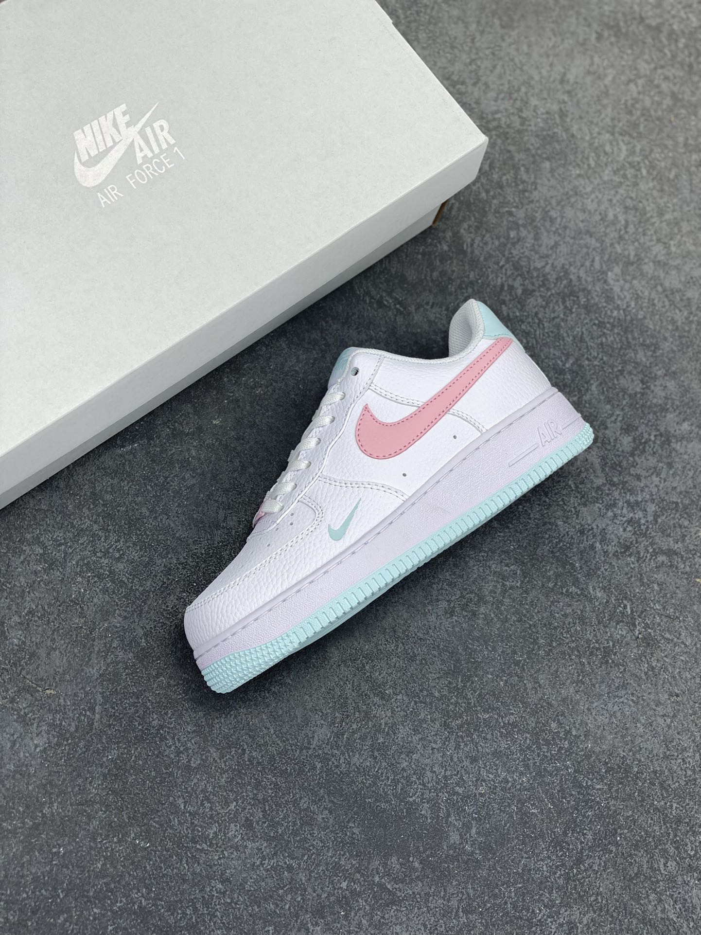 图片[7]-Nike Air Force 1 07 low空军一号板鞋 白粉 原楦头原纸板 打造纯正空军版型#专注外贸渠道 全掌内置蜂窝气垫 #原盒配件 原厂中底钢印、拉帮完美 货号：IH0640-161 尺码：36 36.5 37.5 38 38.5 39 40 40.5 41 42 42.5 43 44 44.5 45-选品中心