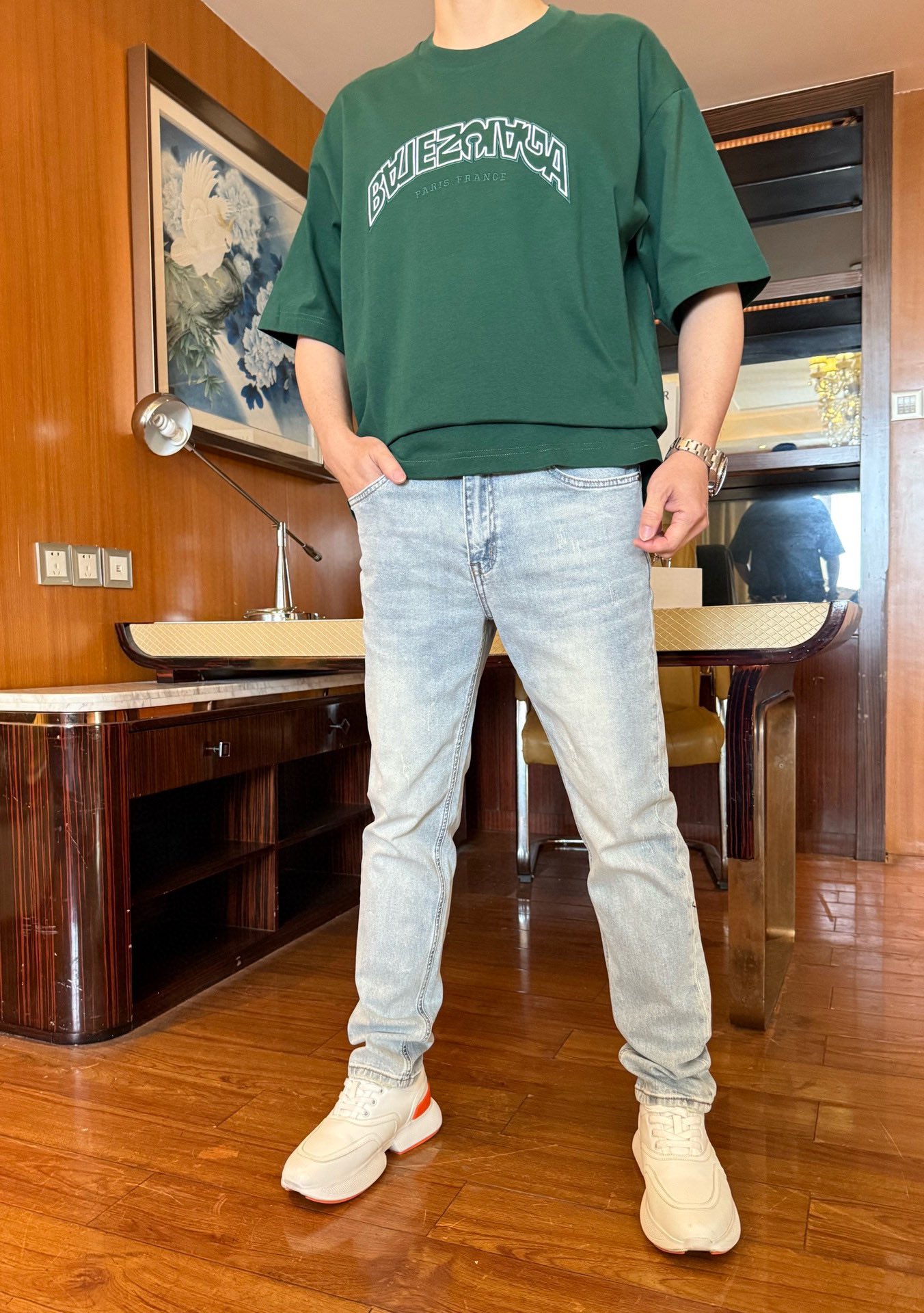 NO:134718,Louis Vuitton - The latest jeans for the 2025 counter are shipped, and European and American counters are released simultaneously. Selected custom tannins imported from Italy and matched with the latest straight slim design. The letter logo in the back pocket and the latest leather logo show the charm. You are definitely worthy of it. The number of codes is 29-38 (model 173/130 wears 31, with Hong Kong Lane Crawford gift box packaging),,louis vuitton,jeans,alexander wang19860909路易威登-2025专柜最新款牛仔裤出货 欧美专柜同步发售.精选意大利进口定制丹宁面料搭配最新的直筒修身设计,后口袋字母标志和最新皮标相当彰显韵味 您绝对值得拥有.码数29-38（模特173/130穿31,配香港连卡佛礼盒包装）,,louis vuitton,jeans,alexander wang,Men's clothing