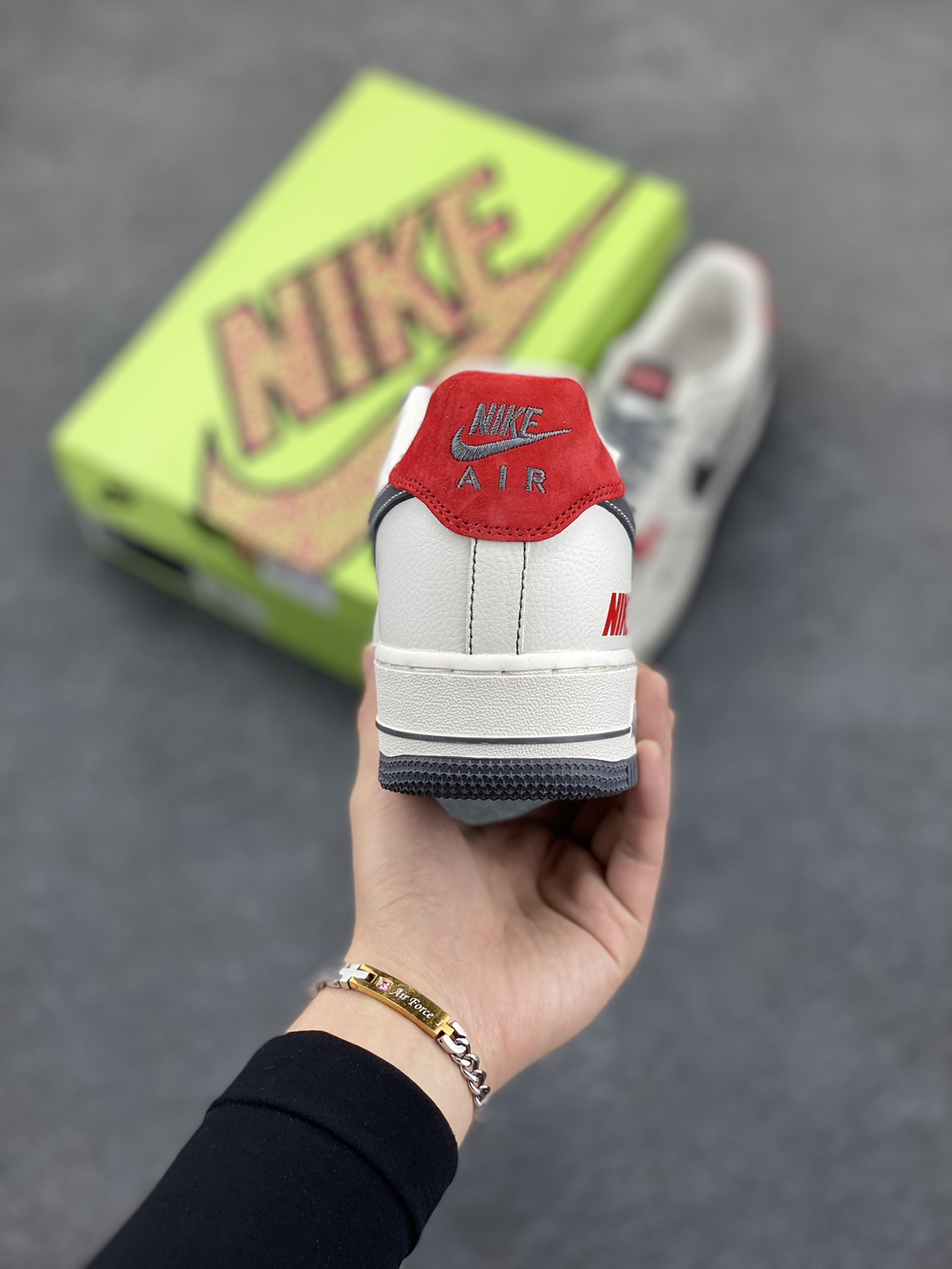 图片[4]-高端定制Nike Air Force 1 \’07 Low NIKE联名——— 三小钩白灰红 高端定制 低帮休闲板鞋 定制鞋盒 大厂纯原品质出货 超高清洁度 皮料切割干净无任何毛边 细节完美 货号：KY8899-101 尺码：36 36.5 37.5 38 38.5 39 40 40.5 41 42 42.5 43 44 44.5 45-选品中心