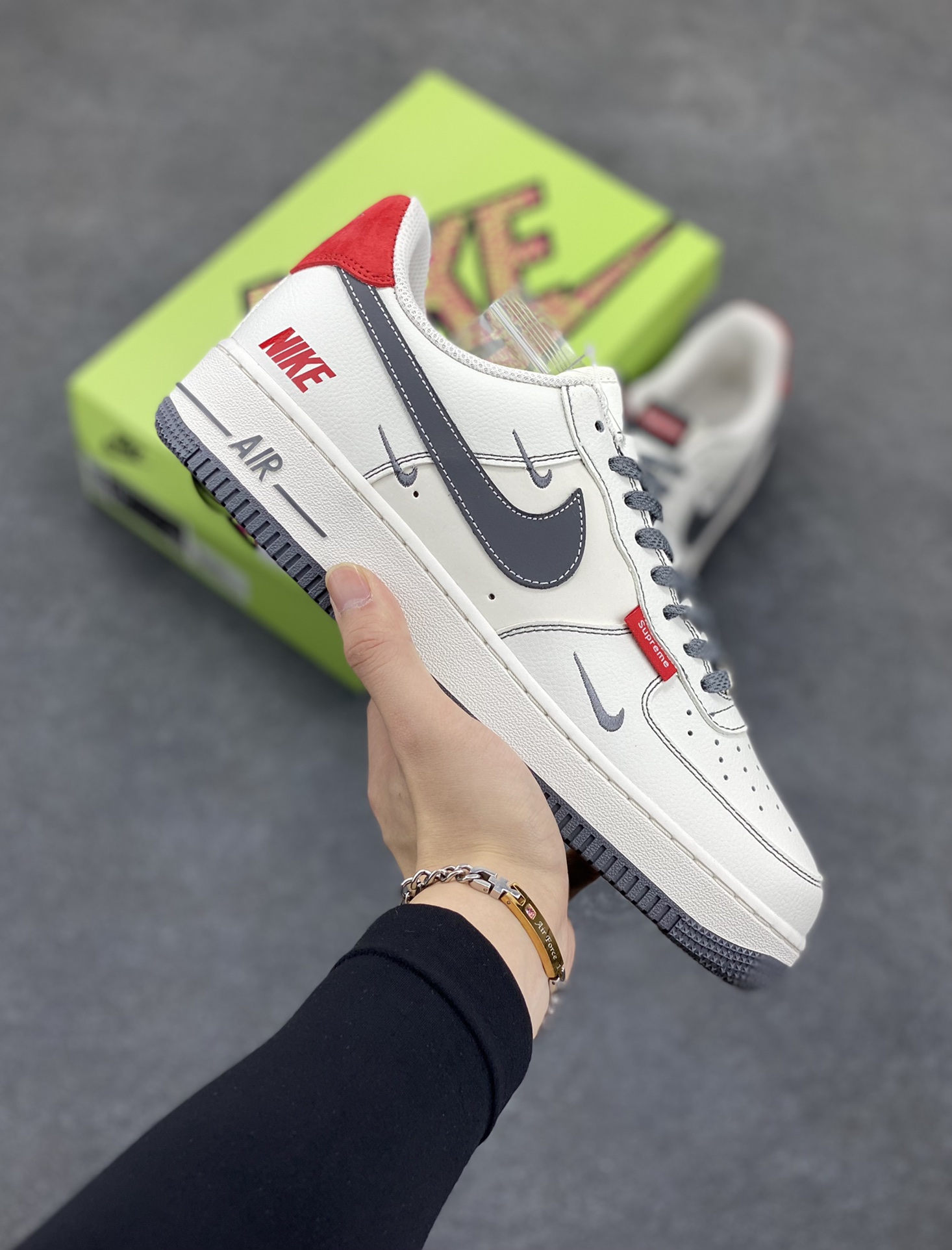 高端定制Nike Air Force 1 \’07 Low NIKE联名——— 三小钩白灰红 高端定制 低帮休闲板鞋 定制鞋盒 大厂纯原品质出货 超高清洁度 皮料切割干净无任何毛边 细节完美 货号:KY8899-101 尺码:36 36.5 37.5 38 38.5 39 40 40.5 41 42 42.5 43 44 44.5 45-选品中心