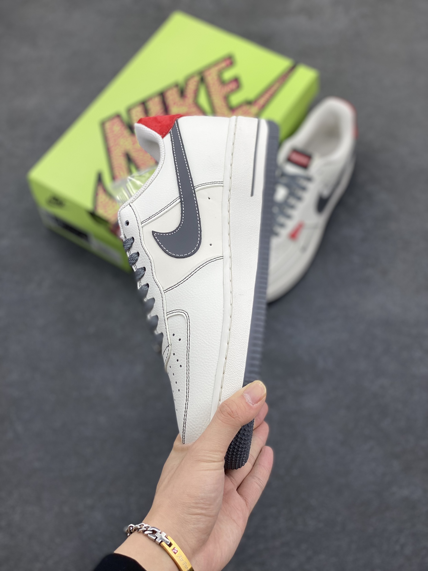 图片[3]-高端定制Nike Air Force 1 \’07 Low NIKE联名——— 三小钩白灰红 高端定制 低帮休闲板鞋 定制鞋盒 大厂纯原品质出货 超高清洁度 皮料切割干净无任何毛边 细节完美 货号：KY8899-101 尺码：36 36.5 37.5 38 38.5 39 40 40.5 41 42 42.5 43 44 44.5 45-选品中心