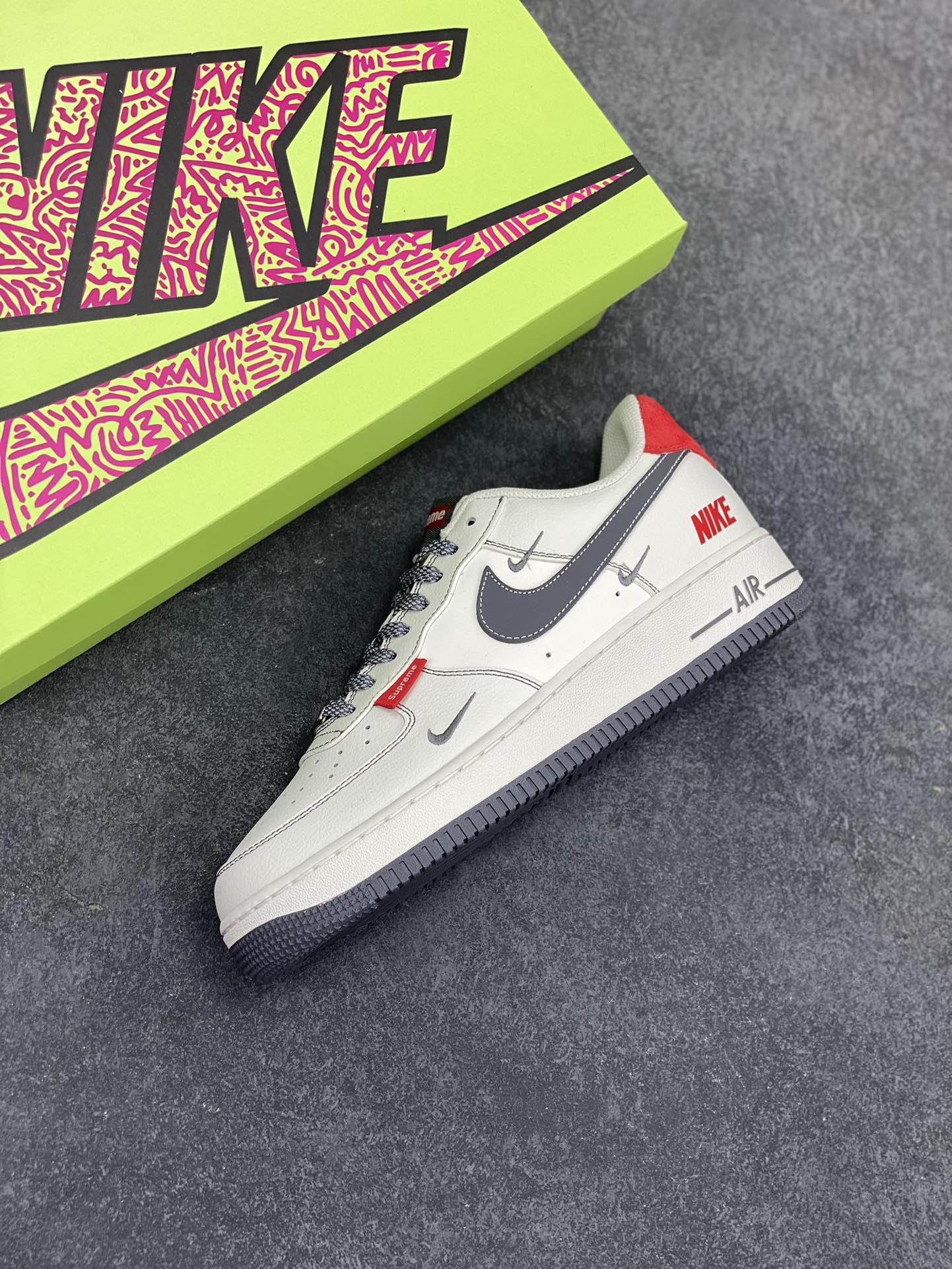 图片[7]-高端定制Nike Air Force 1 \’07 Low NIKE联名——— 三小钩白灰红 高端定制 低帮休闲板鞋 定制鞋盒 大厂纯原品质出货 超高清洁度 皮料切割干净无任何毛边 细节完美 货号：KY8899-101 尺码：36 36.5 37.5 38 38.5 39 40 40.5 41 42 42.5 43 44 44.5 45-选品中心