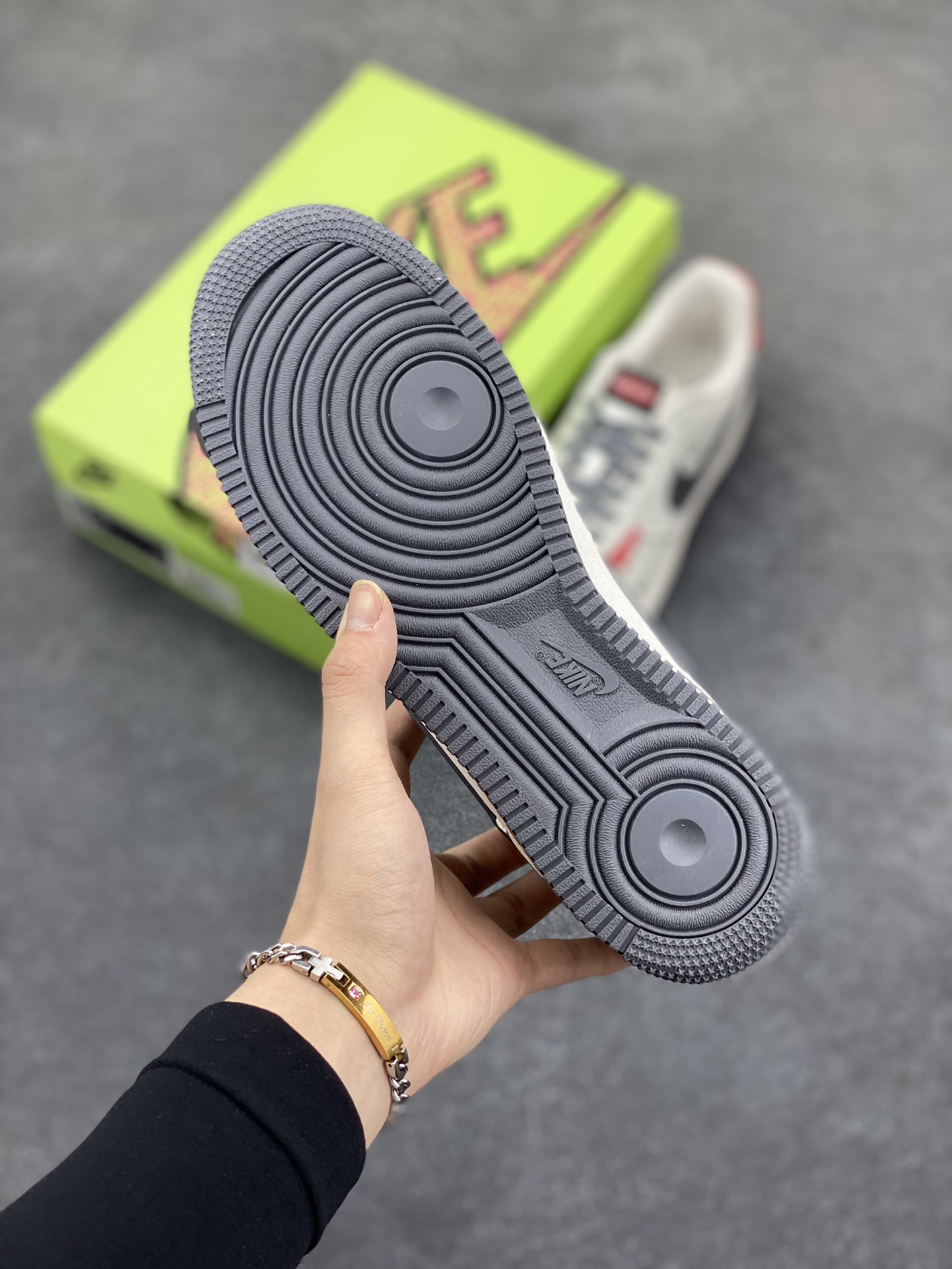 图片[5]-高端定制Nike Air Force 1 \’07 Low NIKE联名——— 三小钩白灰红 高端定制 低帮休闲板鞋 定制鞋盒 大厂纯原品质出货 超高清洁度 皮料切割干净无任何毛边 细节完美 货号：KY8899-101 尺码：36 36.5 37.5 38 38.5 39 40 40.5 41 42 42.5 43 44 44.5 45-选品中心