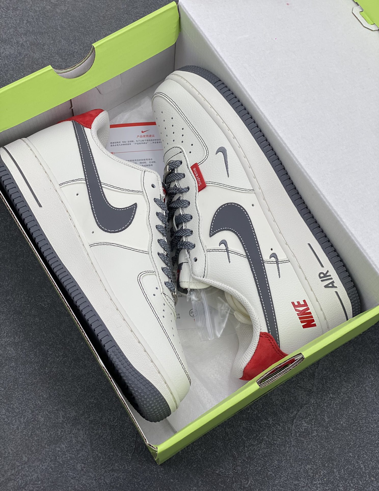 图片[9]-高端定制Nike Air Force 1 \’07 Low NIKE联名——— 三小钩白灰红 高端定制 低帮休闲板鞋 定制鞋盒 大厂纯原品质出货 超高清洁度 皮料切割干净无任何毛边 细节完美 货号：KY8899-101 尺码：36 36.5 37.5 38 38.5 39 40 40.5 41 42 42.5 43 44 44.5 45-选品中心