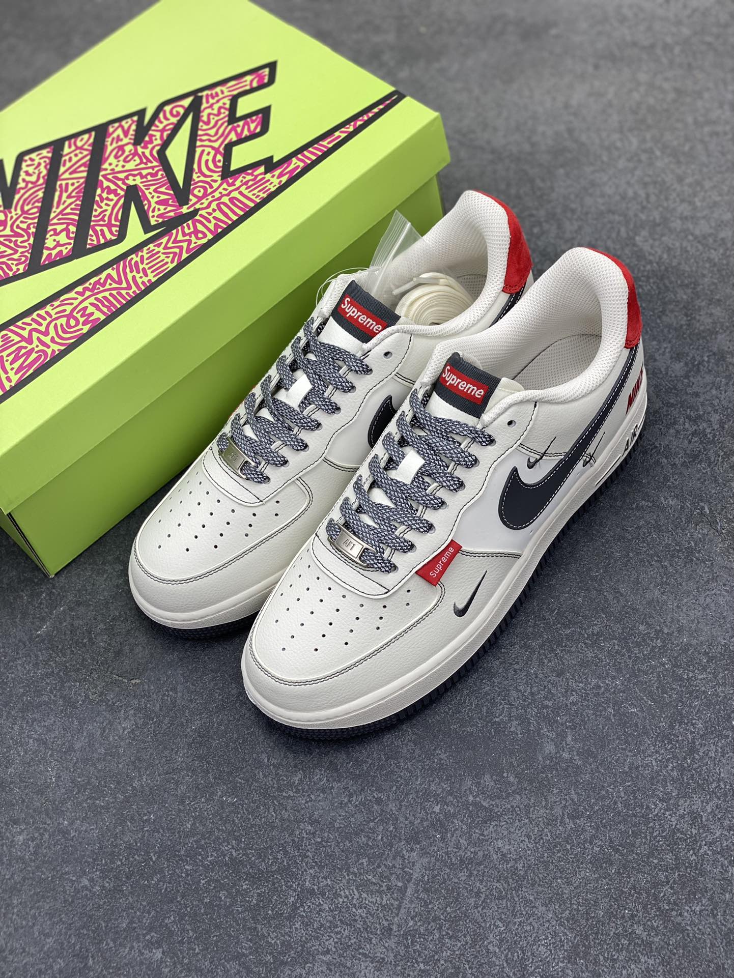 图片[8]-高端定制Nike Air Force 1 \’07 Low NIKE联名——— 三小钩白灰红 高端定制 低帮休闲板鞋 定制鞋盒 大厂纯原品质出货 超高清洁度 皮料切割干净无任何毛边 细节完美 货号：KY8899-101 尺码：36 36.5 37.5 38 38.5 39 40 40.5 41 42 42.5 43 44 44.5 45-选品中心