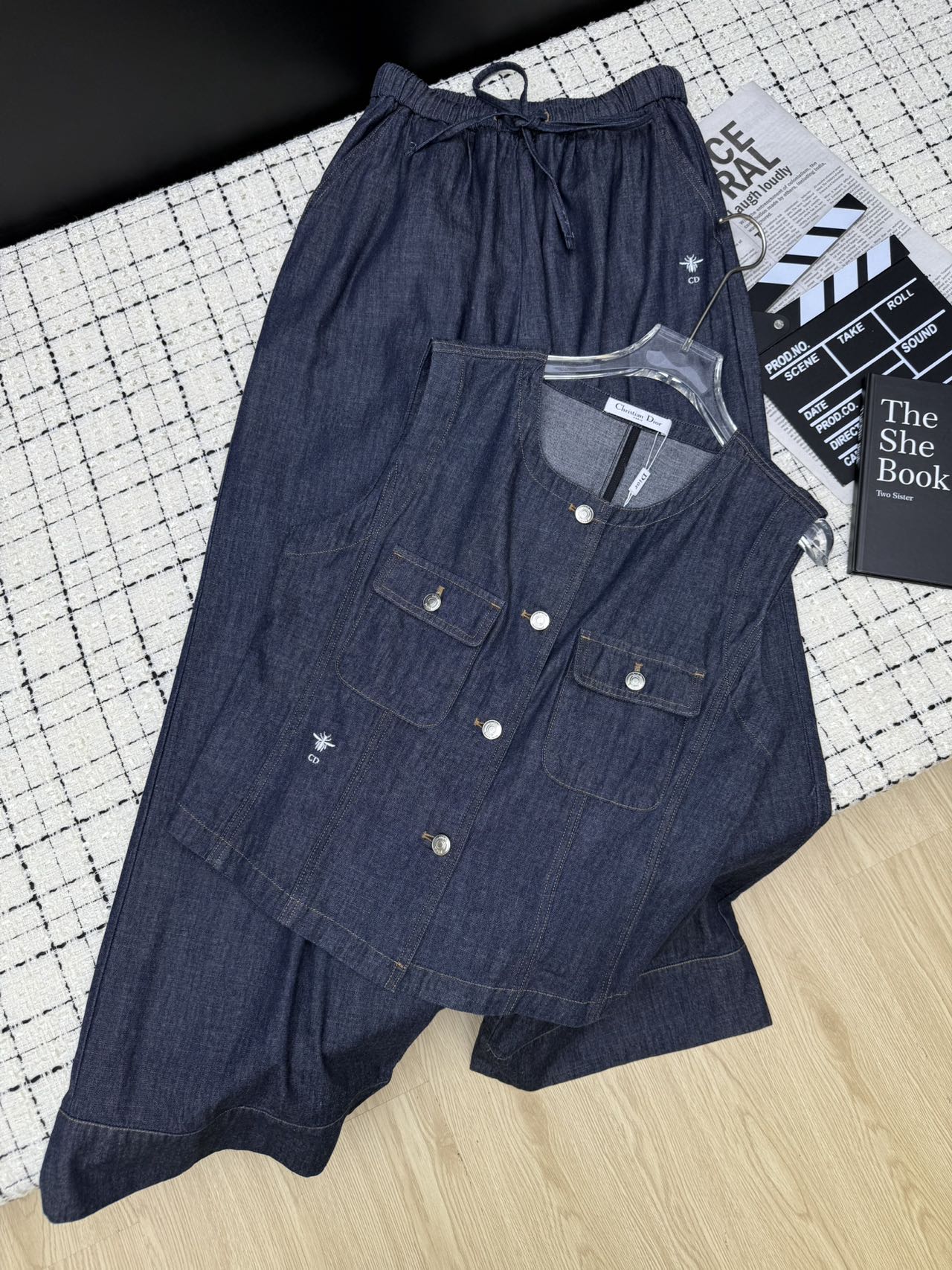 NO:331443,Dio*25 new style, classic embroidered logo denim set, daily casual must-have, a whole set of free matches, a must-have for lazy people, a set of top body looks super good, lengthen the body proportions, huge height, hidden meat paper effect, vest   wide-leg pants, light denim fabric, a set of top body lazy and high-end, one color SML, dior, alexander wang19860909Dio*25新款 经典刺绣logo牛仔套装 日常休闲必备 一整套出街无需烦恼搭配 懒人必备 一套上身超好看 拉长身材比例 巨显高 藏肉纸片人效果 马甲 阔腿裤子 轻薄牛仔面料 一套上身慵懒高级 一色SML,,dior,alexander wang,Women's clothing