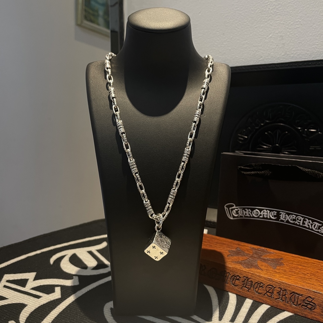 NO:108801,Batch New style [Counter Quality] Chrome Hearts Retro Cross Necklace, Dice Pendant, Different Concave and Convex and Convex Scout Flowers are Croxin's ambition, so they last longer. Genuine version of Chrome Hearts, differentiated from the market, benchmarked on the quality of the version, looking at the details of the letter printing, retro, old gray oxygen level. Seiko version!  !  !  Pure handmade ~ Authentic model opening must-have fashion and fashion, both men and women can wear it, same style for couples, original official website, rock punk style silver style, retro elements, trendy and versatile!  , jewelry boutique, chrome hearts, chrome hearts, necklace19860909批 新款【专柜品质】Chrome Hearts克罗心复古十字架项链 骰子吊坠 凹凸造型不同的花纹设计风格 呈现出与众不同 十字架 童军花是克罗心的志 所以更经久不衰 正品打版Chrome Hearts克罗心 区别市场普通轻版 对版对标品质 看字印细节 复古做旧灰氧程度.精工版本！！！ 纯手工打造 ～正品开模潮流时尚必备 男女均可佩戴 情侣同款 官网原版 摇滚朋克泰银风格 复古元素 潮流百搭！,饰品精品,chrome hearts,chrome hearts,necklace,Jewelry