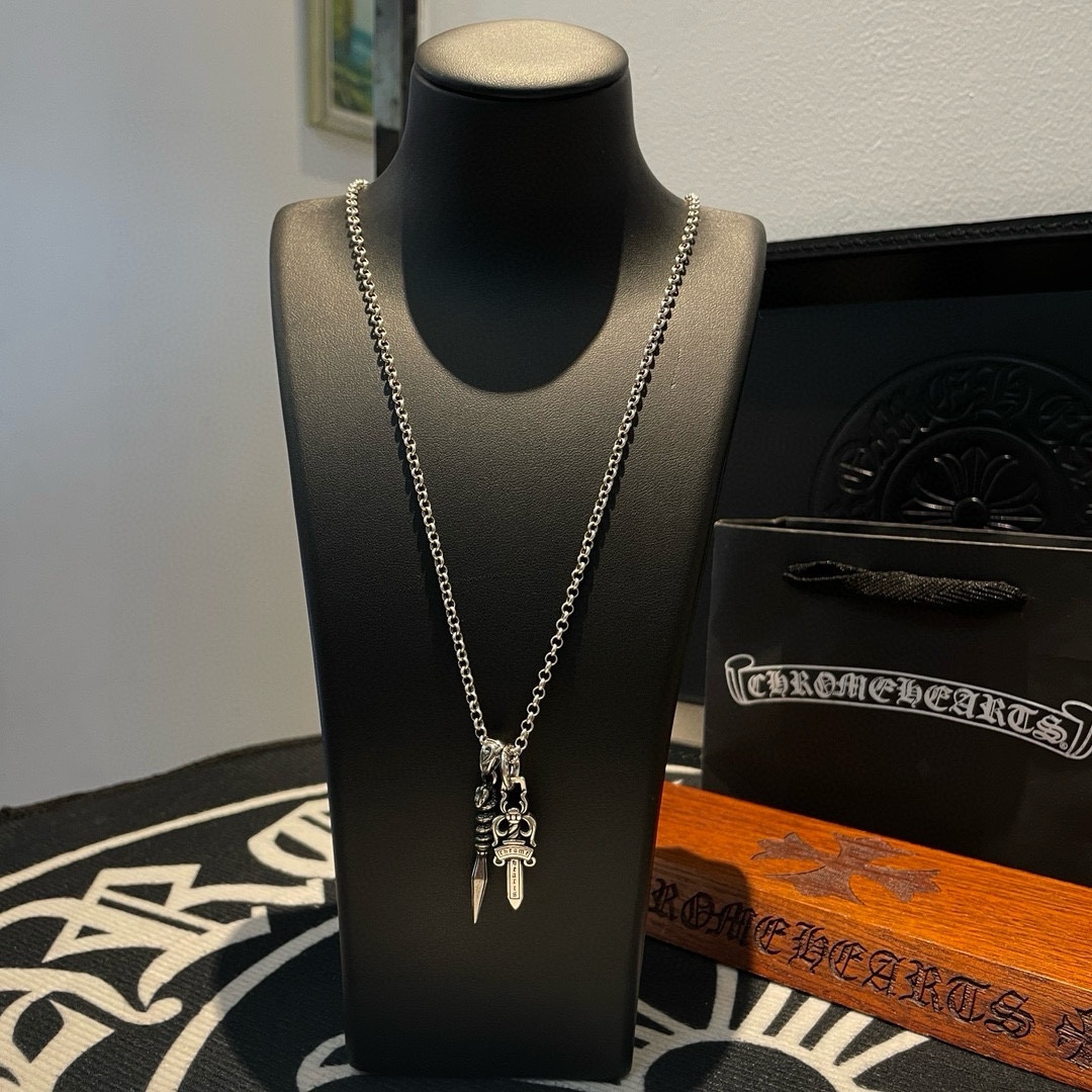 NO:112197,TikTok/Kuaishou/ins/Xiaohongshu/Live Hot, New [Counter Quality] Chrome Hearts Crowxin Classic Necklace, Sword Pendant, Concave and Convex and Convex Scout Flowers are Crowxin's ambitions, so they last forever. Genuine version of Chrome Hearts Crowxin, different market light version, benchmark quality, look at the details of the letter printing, retro old gray oxygen level. Seiko version!  !  !  Pure handmade ~ Authentic model opening must-have fashion and fashion, both men and women can wear it, same style for couples, original official website, rock punk style silver style, retro elements, trendy and versatile!  , jewelry boutique, chrome hearts, chrome hearts, necklace19860909批 抖音/快手/ins/小红书/直播热门 ,新款【专柜品质】Chrome Hearts克罗心经典项链 ,宝剑吊坠,凹凸造型不同的花纹设计风格 呈现出与众不同 十字架 童军花是克罗心的志 所以更经久不衰 正品打版Chrome Hearts克罗心 区别市场普通轻版 对版对标品质 看字印细节 复古做旧灰氧程度.精工版本！！！ 纯手工打造 ～正品开模潮流时尚必备 男女均可佩戴 情侣同款 官网原版 摇滚朋克泰银风格 复古元素 潮流百搭！,饰品精品,chrome hearts,chrome hearts,necklace,Jewelry