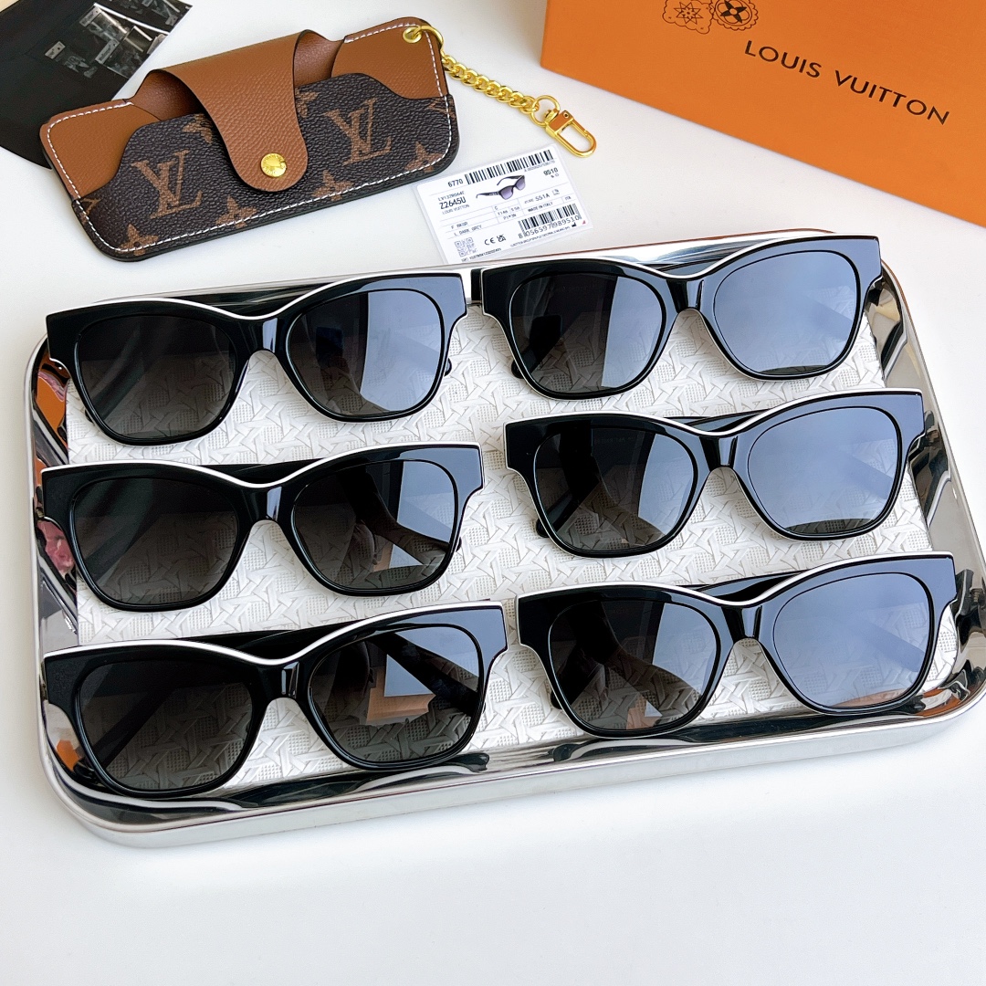  全网都在找的墨镜
Louis vuitton 也出了熊猫眼镜🐼
黑白拼色非常百搭 
辣妹绝美墨镜不容错